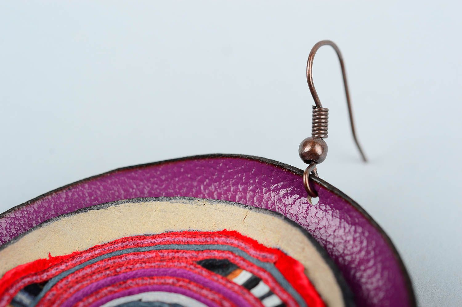 Boucles d'oreilles en cuir Bijou fait main violet-rouge Cadeau pour femme photo 5