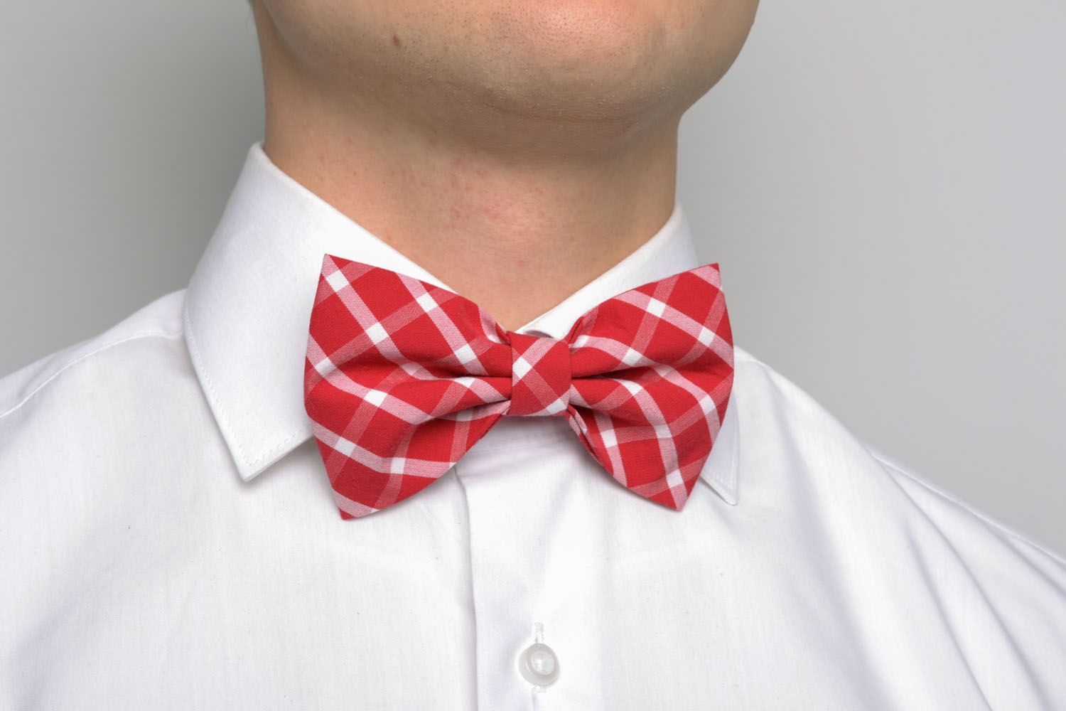 Red checkered bow tie photo 1