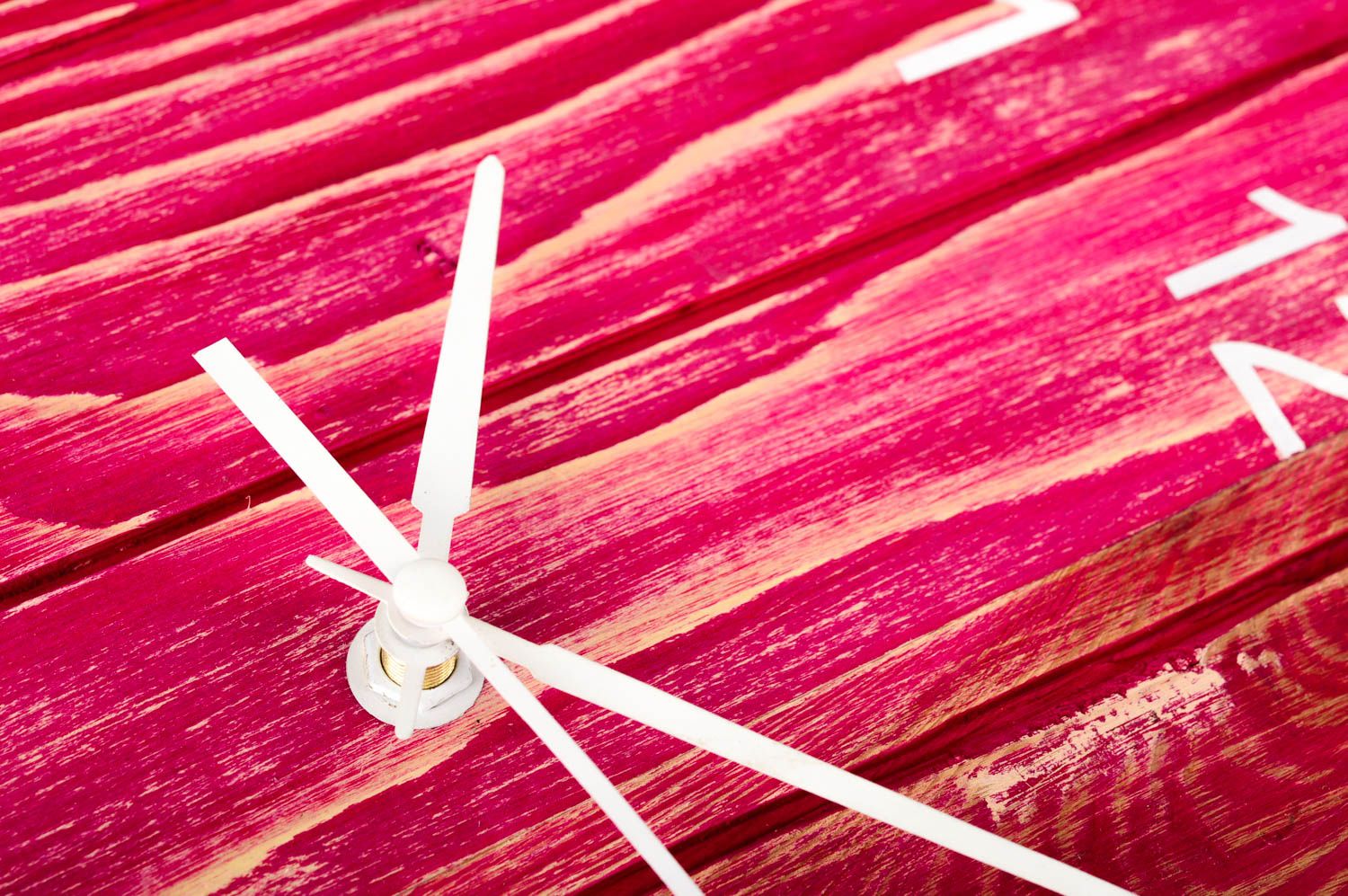 Деревянные часы ручной работы настенные часы розовые необычные часы яркие фото 4