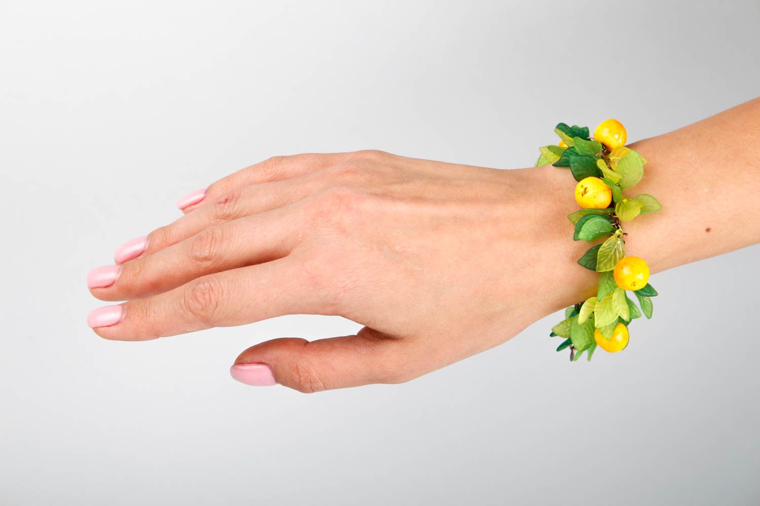 Bracelet fruits avec breloques Bijou fait main design estival Cadeau pour femme photo 3