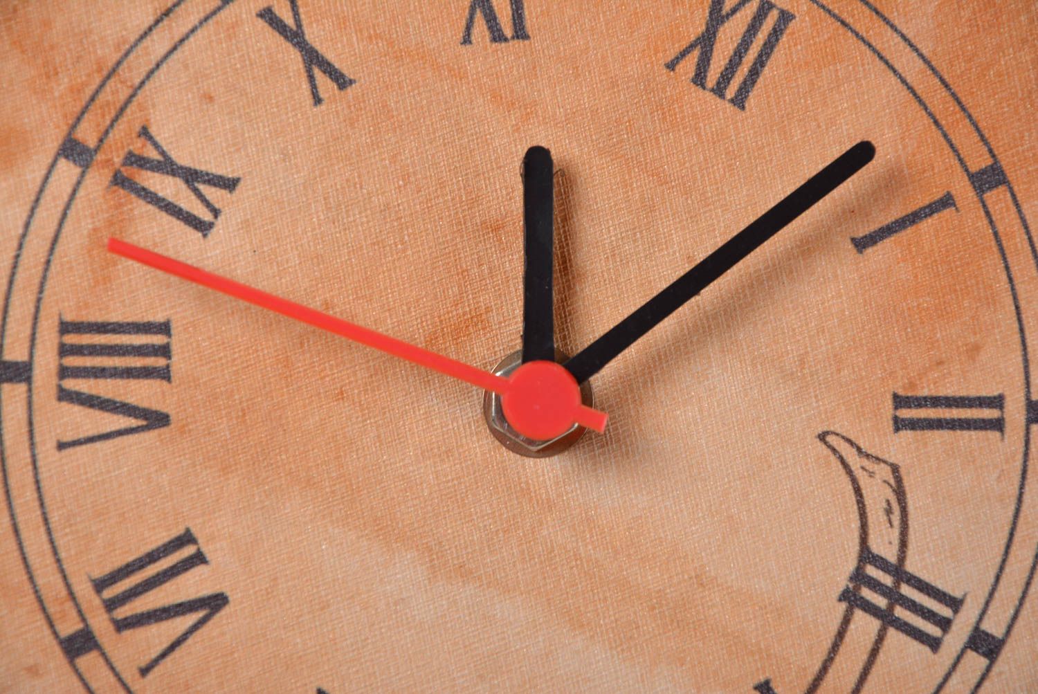 Часы из пробки с оригинальным принтом на холсте коричневые ручной работы фото 2