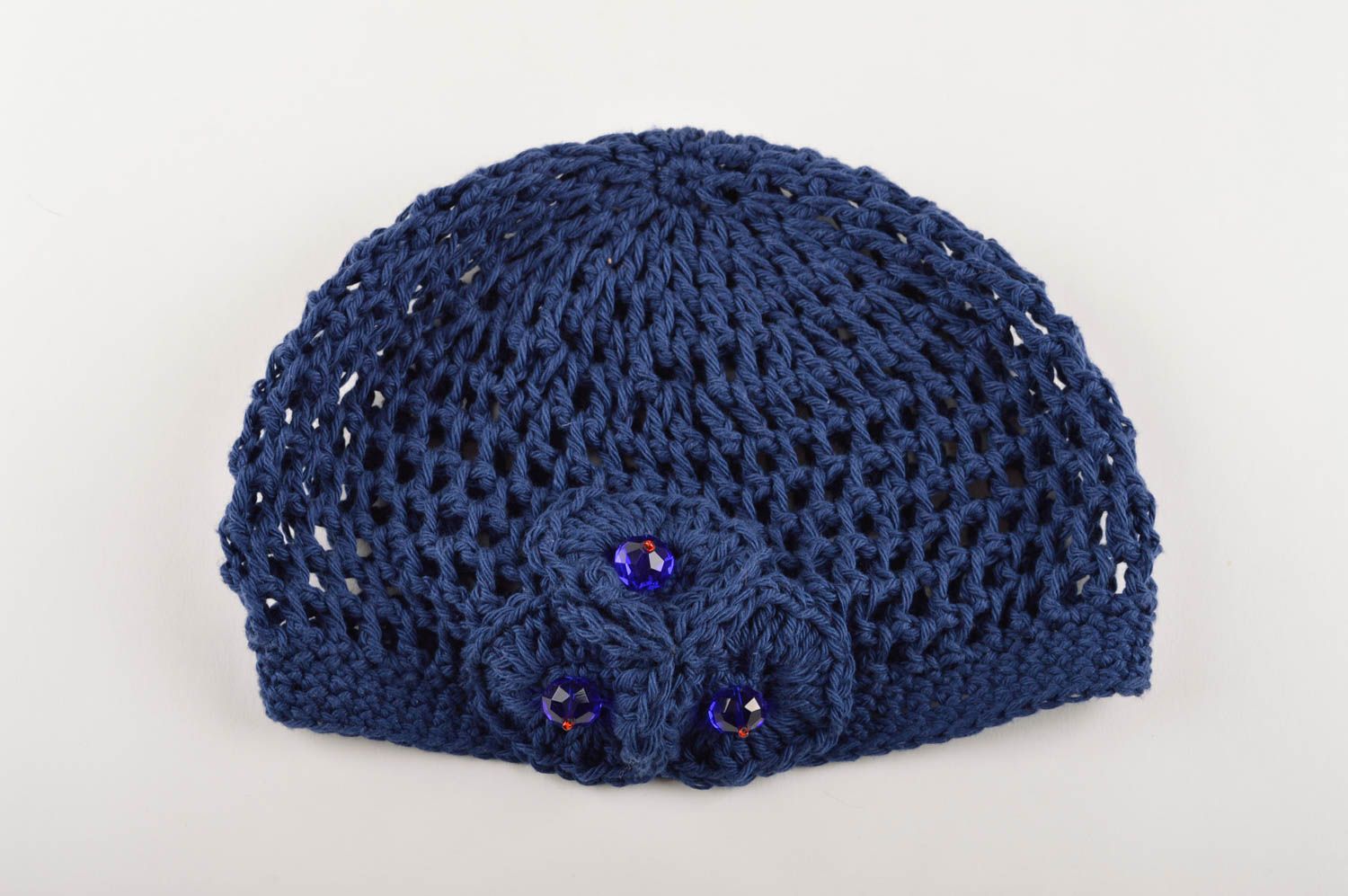 Вязаная шапка ручной работы женская шапка синяя красивая ажурная шапка с цветами фото 5