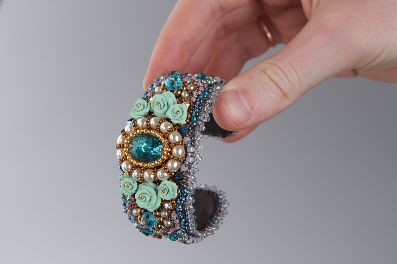 Blaues festliches handgemachtes Armband mit Glasperlen Polymerton und Kristall foto 4