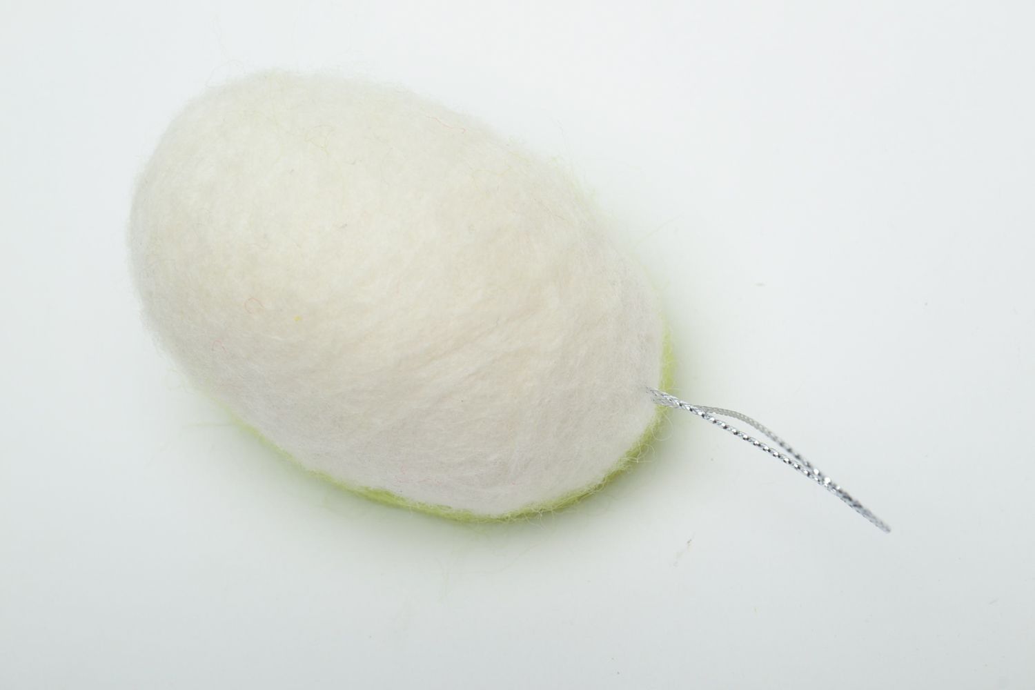 Jouet champignon en laine feutrée fait main avec une cordelette originale photo 4