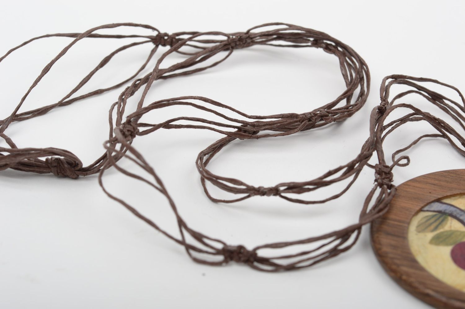 Кулон ручной работы украшение на шею с лепестками аксессуар из дерева на шнурке фото 4