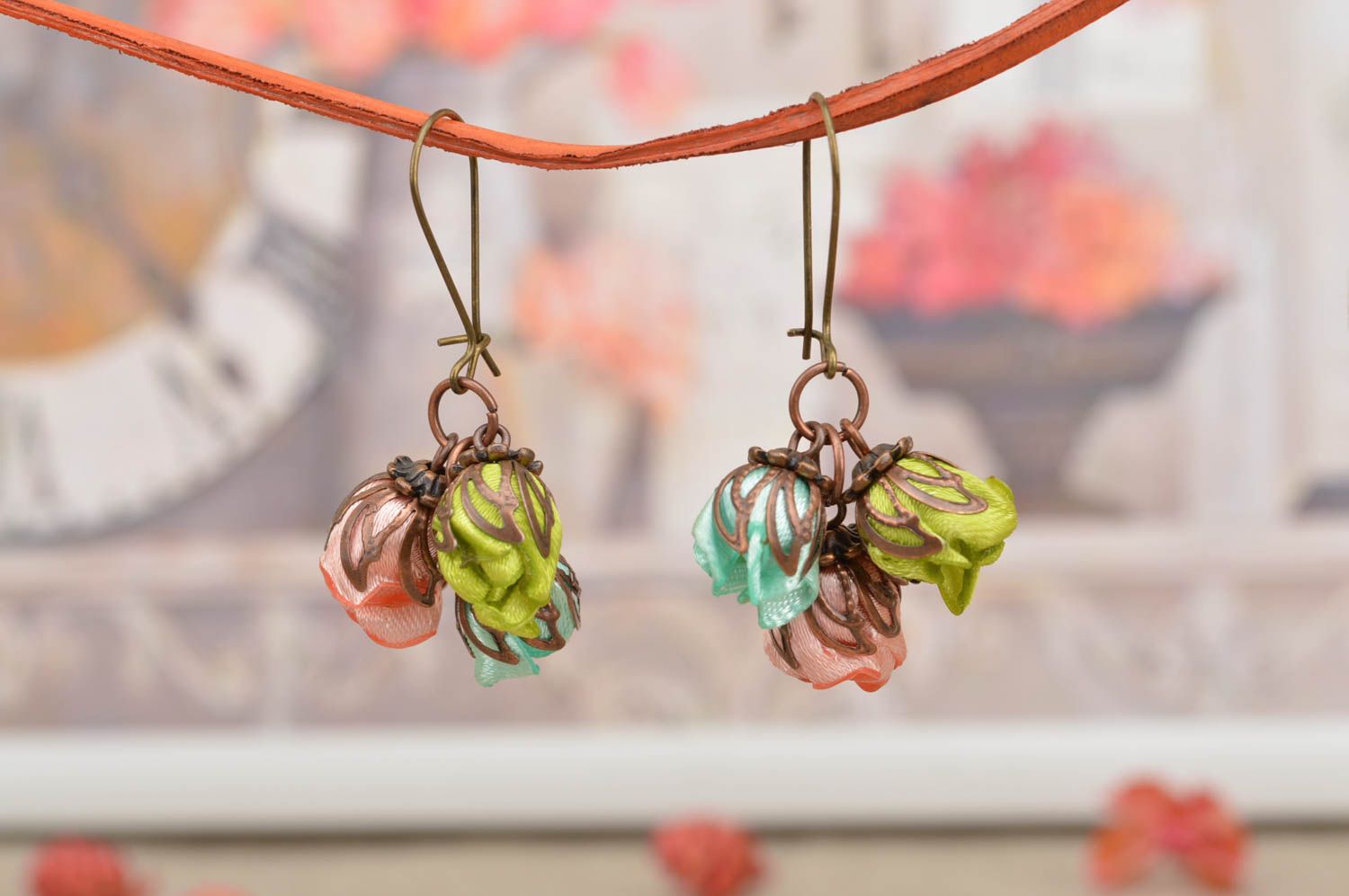 Женские серьги ручной работы с цветами из атласных лент Летние розочки фото 1