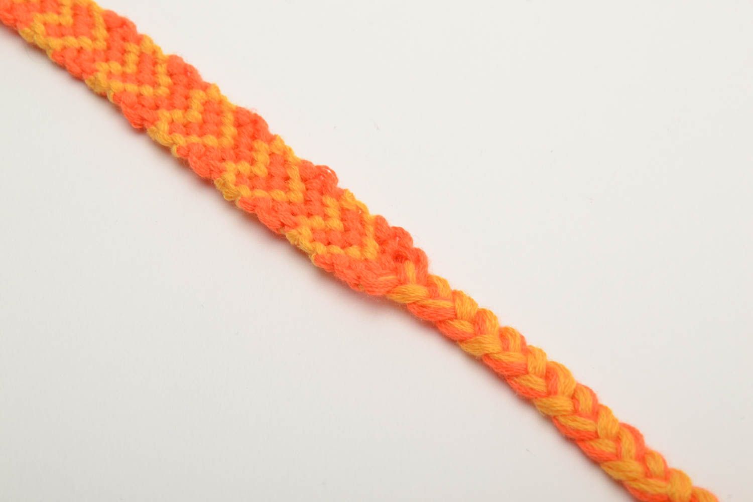 Pulsera trenzada de hilos de mouliné artesanal anaranjada femenina foto 2