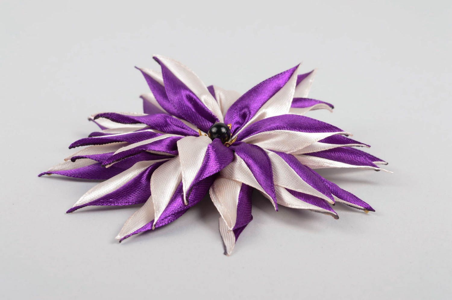 Симпатичная заколка ручной работы заколка с цветком из лент аксессуар для волос фото 3