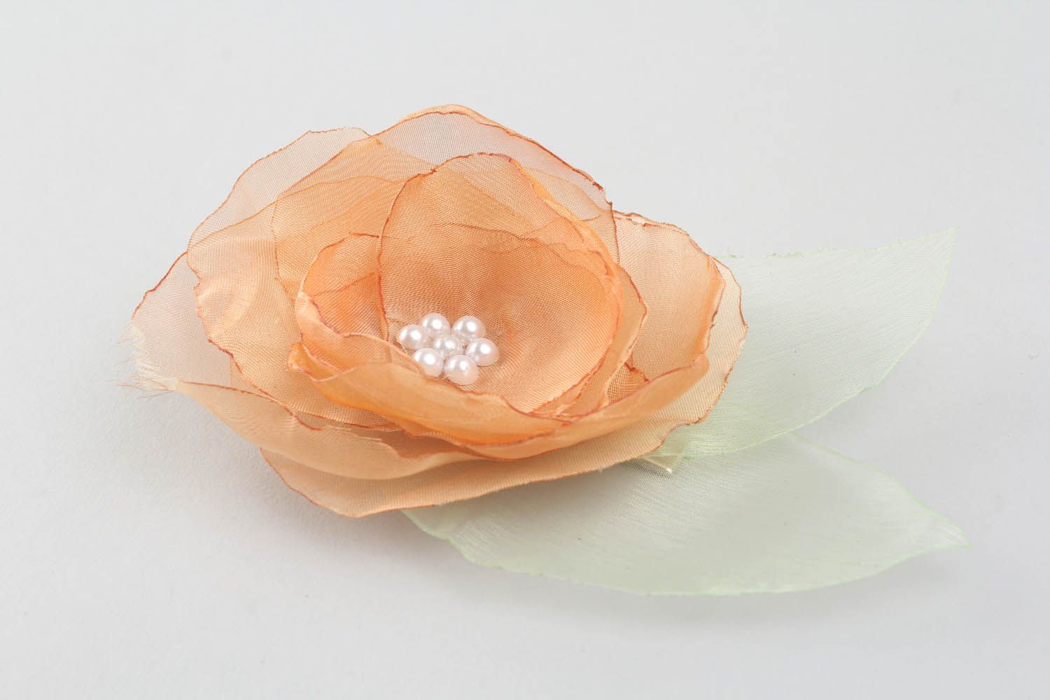 Grampo de cabelo na forma de uma flor feito de tecido leve com acessórios de metal foto 1