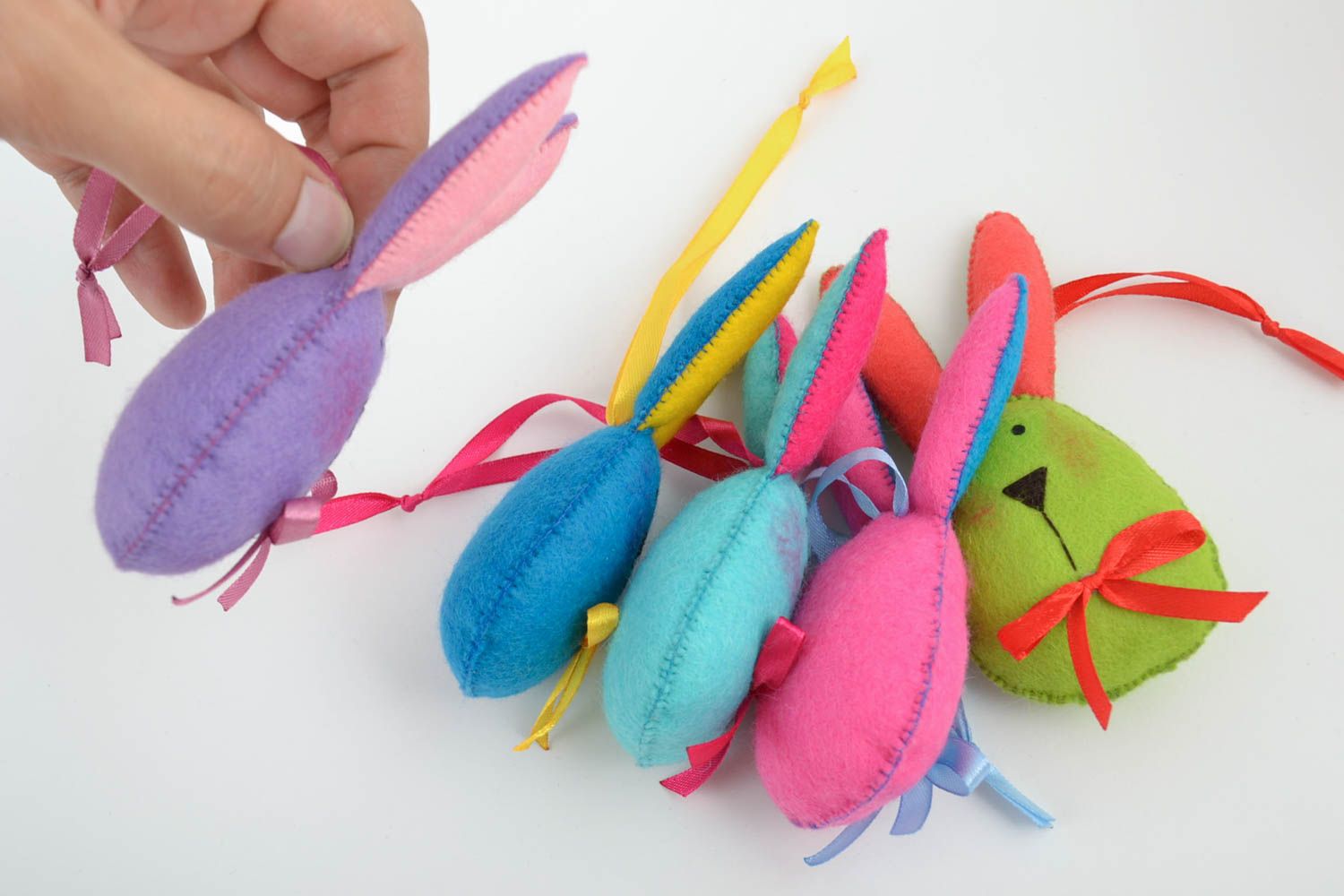 Игрушки с петельками зайки набор из пяти штук разноцветные забавные хэнд мейд фото 5