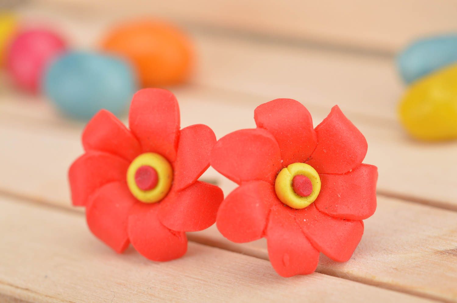 Boucles d'oreilles puces fleurs rouges en pâte polymère faites main design photo 1
