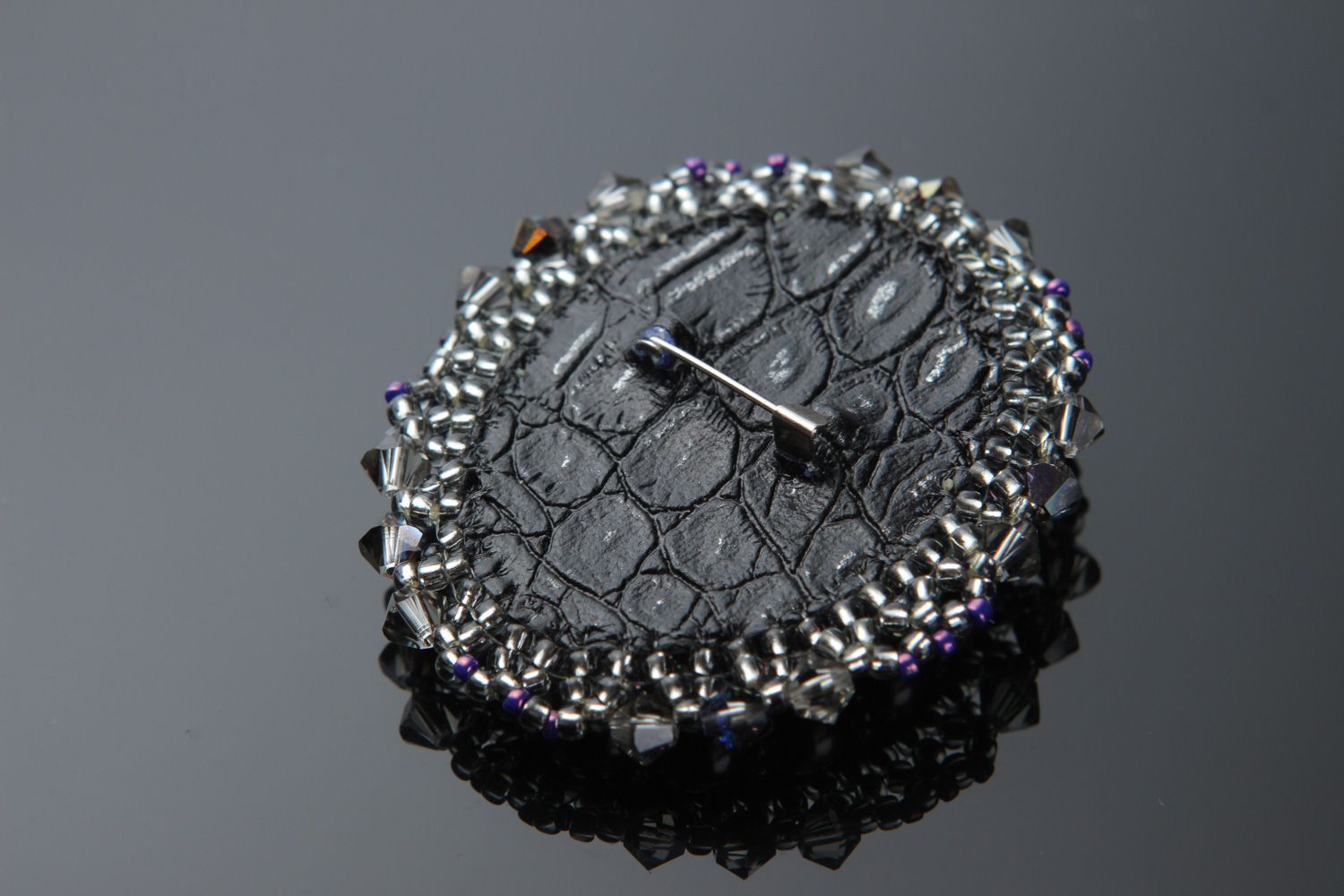Broche ovale en perles de rocaille japonaises faite main foncée pour femme photo 3
