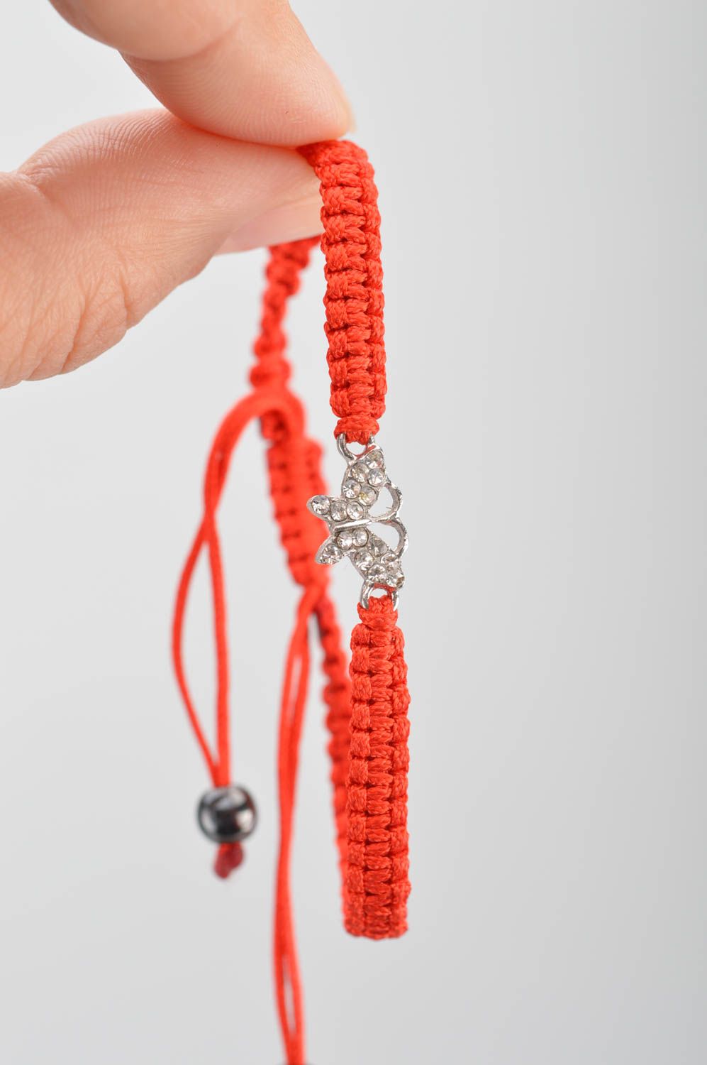 Bracelet fait main tressé en fils de soie avec papillon métallique rouge photo 3