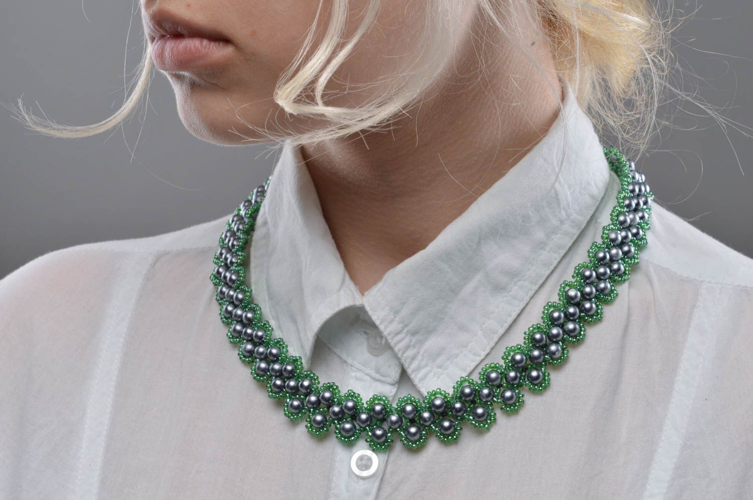 Collier en perles de fantaisie et perles de rocaille gris-vert fait main photo 5