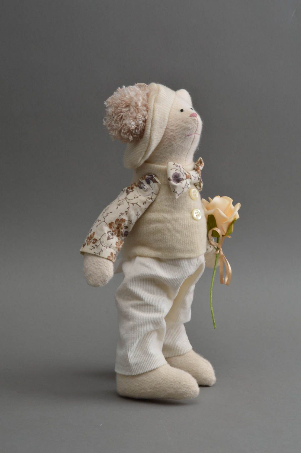 Peluche ours blanc avec noeud papillon fait main en tissu pour enfants photo 3