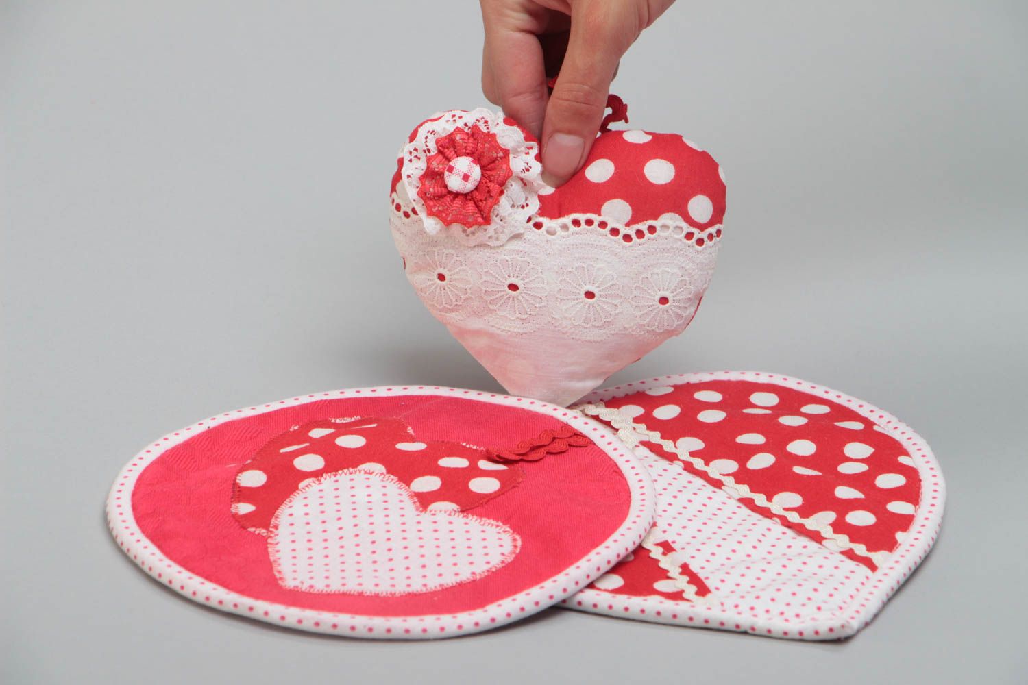 Deux maniques rouges à pois et un coeur décoratif en coton faits main cuisine photo 5