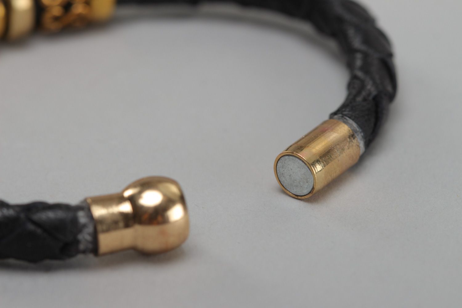 Bracelet fait main de vrai cuir noir tressé avec pendeloque métallique photo 4