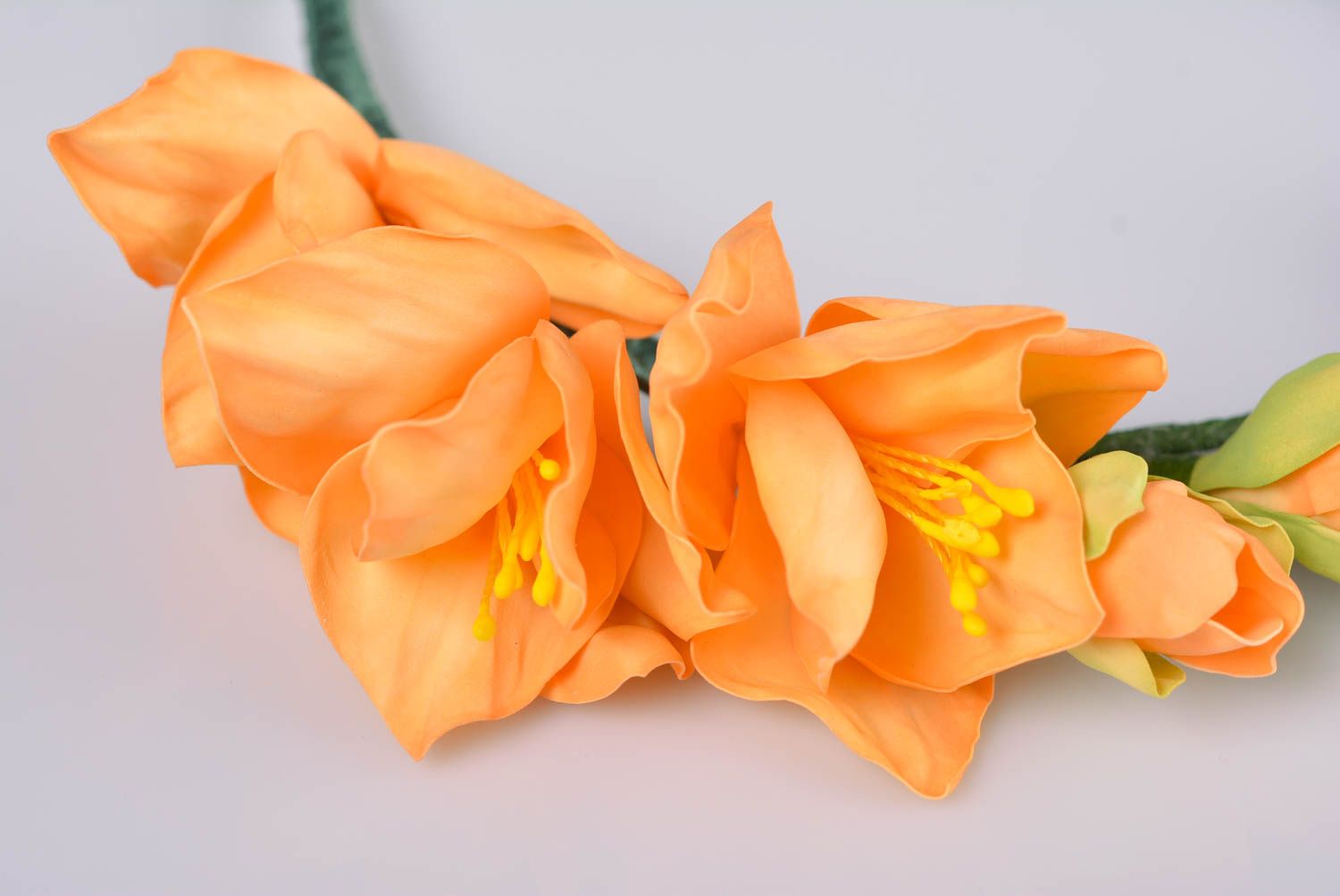 Ободок с цветами из фоамирана ручной работы красивый в оранжевых тонах женский фото 3