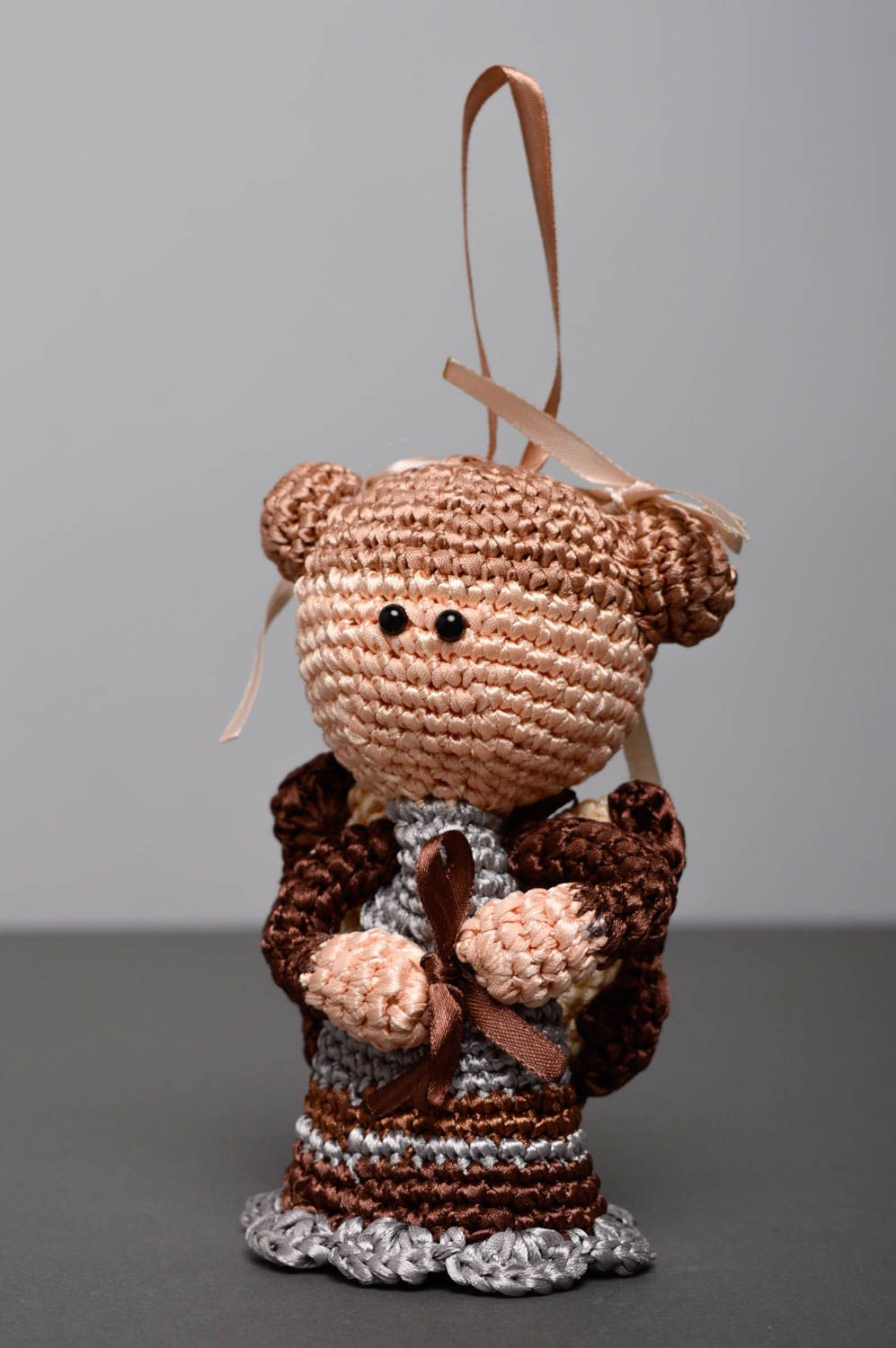 Poupée tricotée au crochet avec clochette  photo 1