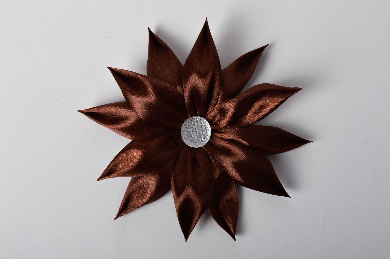 Haarspange Blume handmade in Braun Damen Modeschmuck zartes Accessoire für Haare foto 4