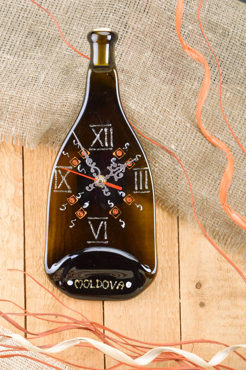 Стеклянные настенные часы ручной работы в технике фьюзинг темные в виде бутылки фото 1