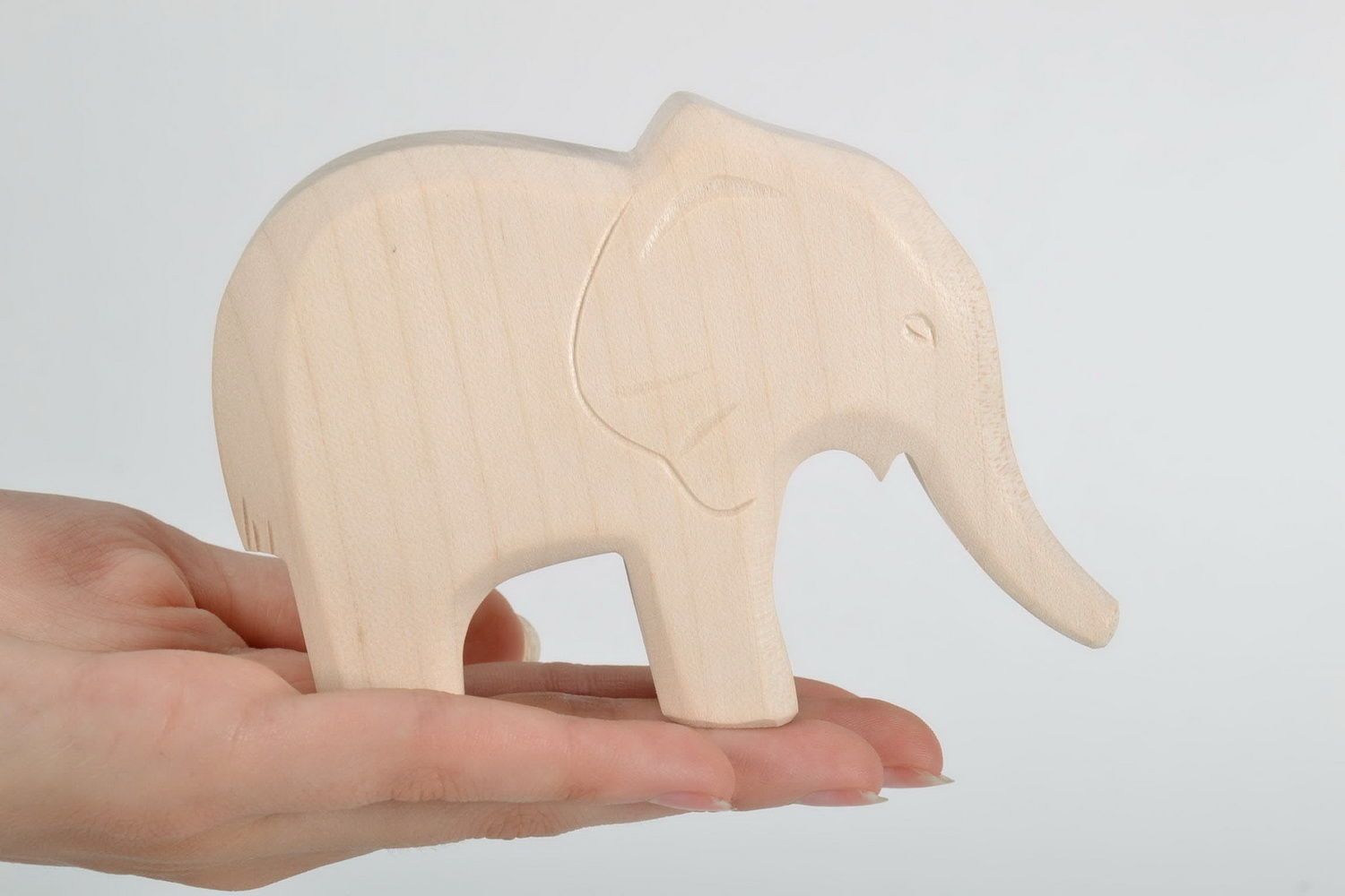 Figurilla artesanal en forma del elefante de madera  foto 3