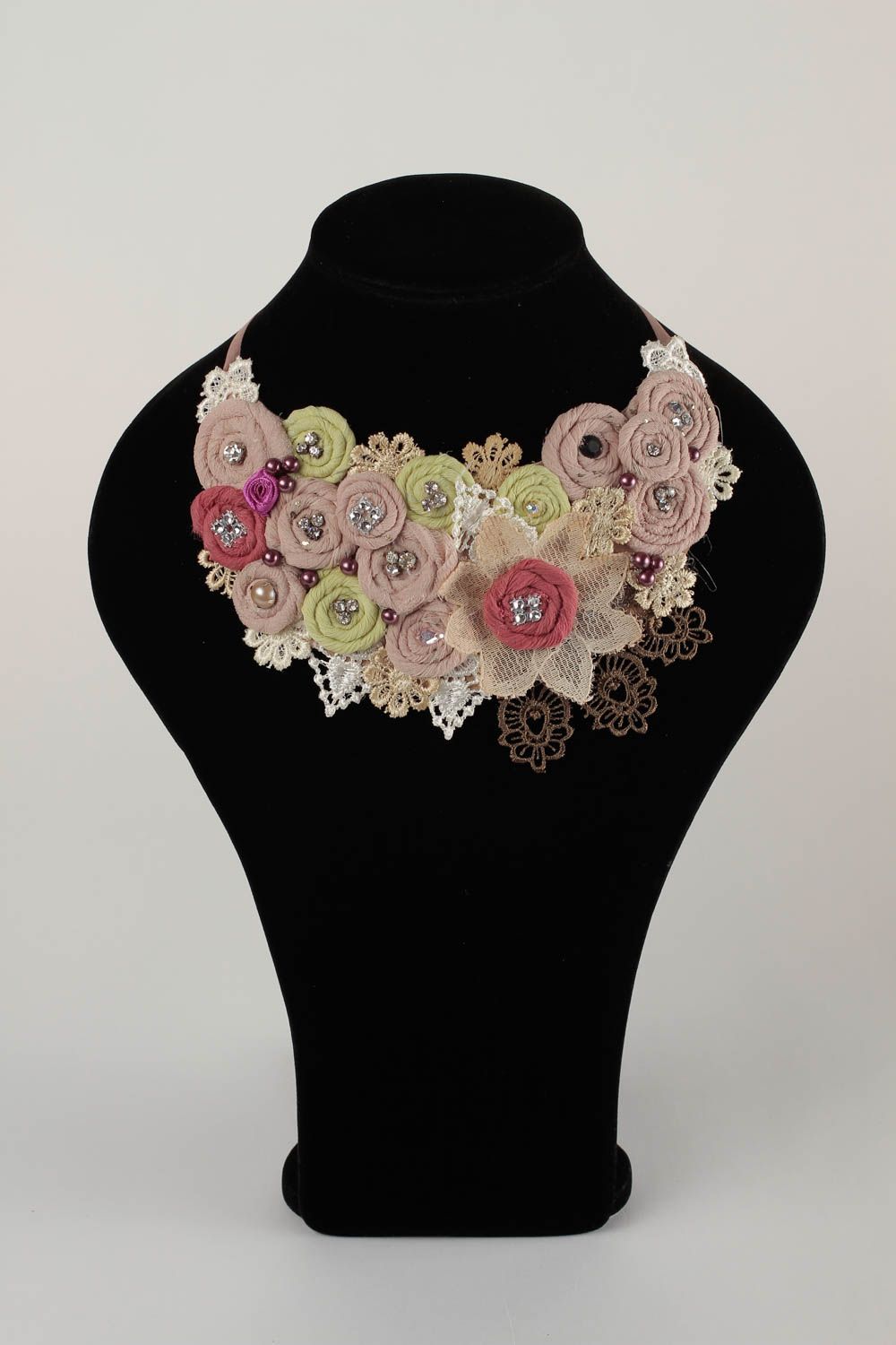 Колье из бусин украшение ручной работы текстильное колье цветочное на ленте фото 1