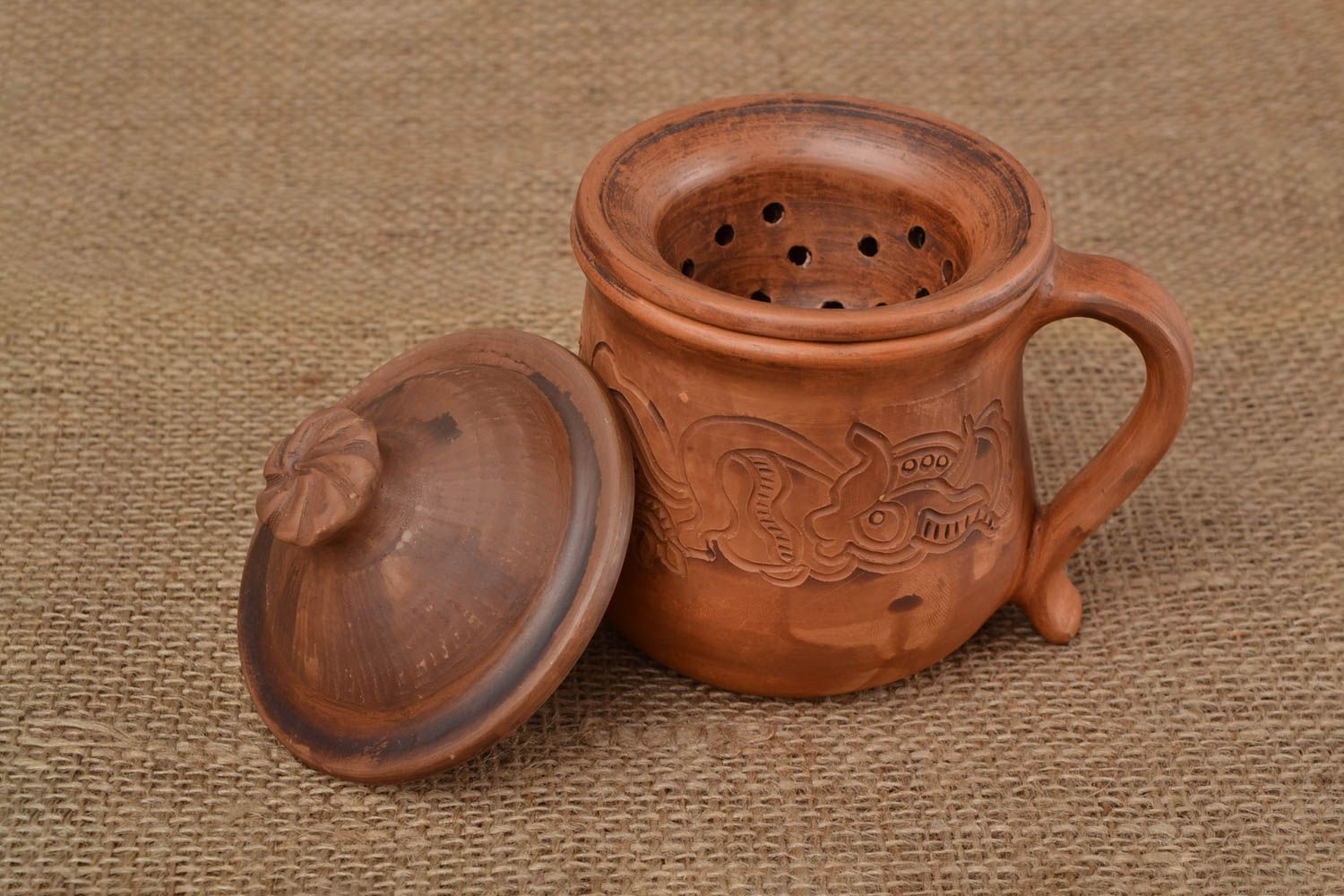 Molded clay cup for tea making with Mayan patterns and lid in brown color photo 1
