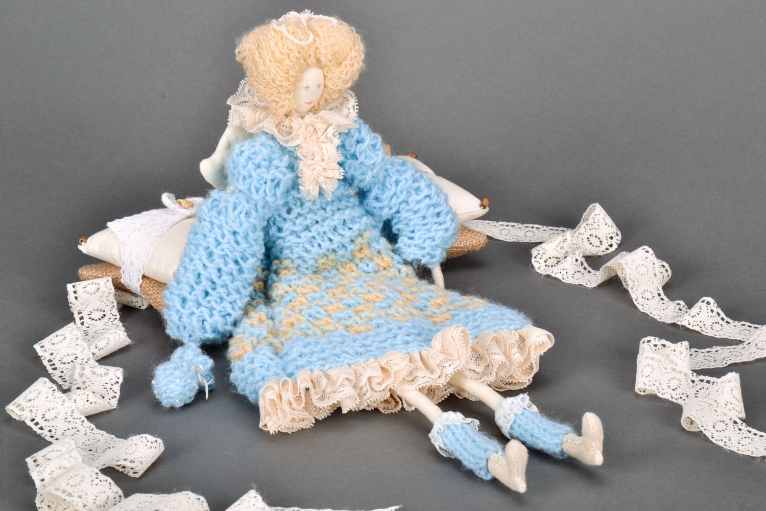 Boneca tricotada com agulhas foto 1