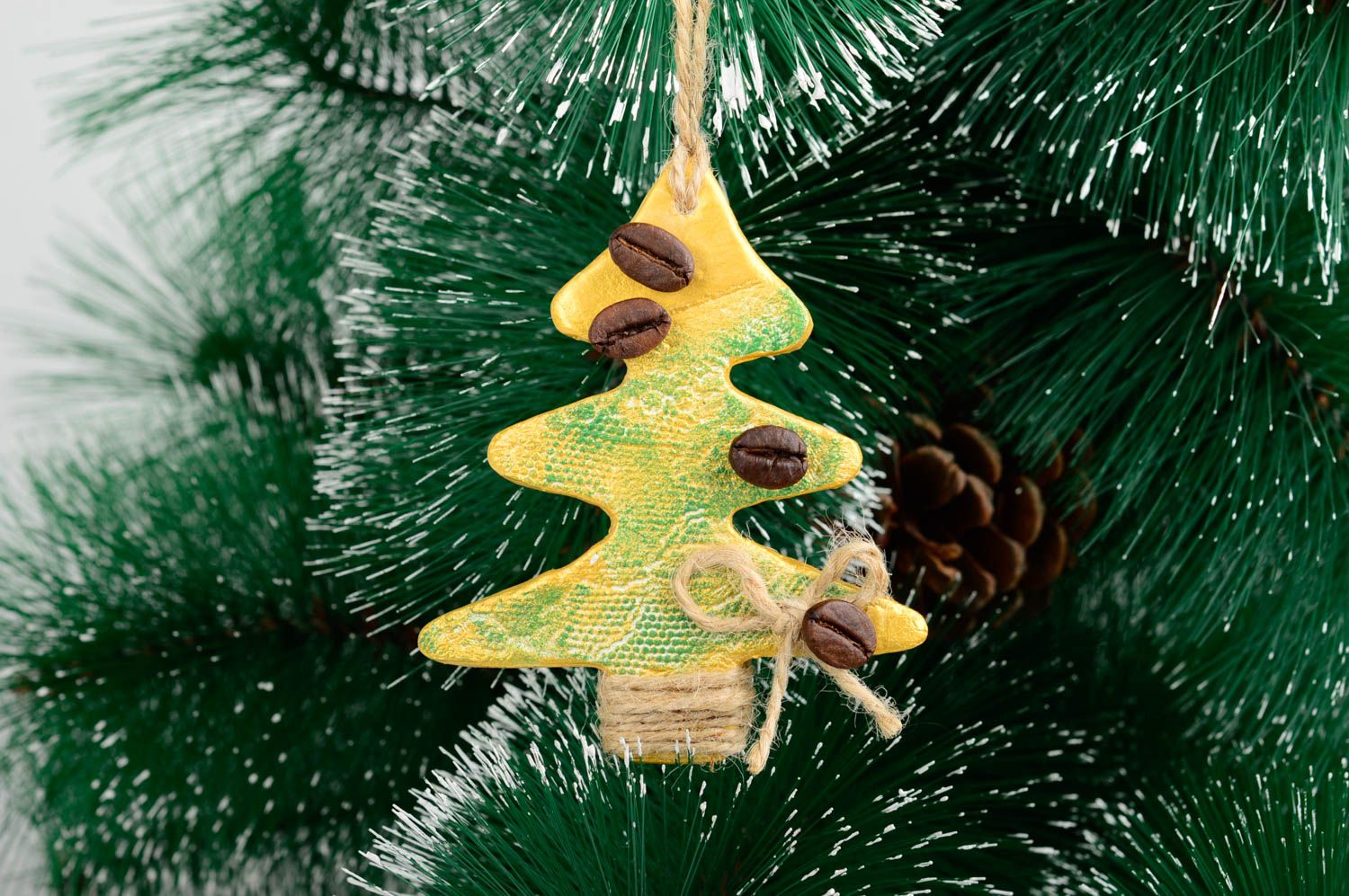 Игрушка на елку handmade декор для дома игрушка из глины расписная Елка желтая фото 1