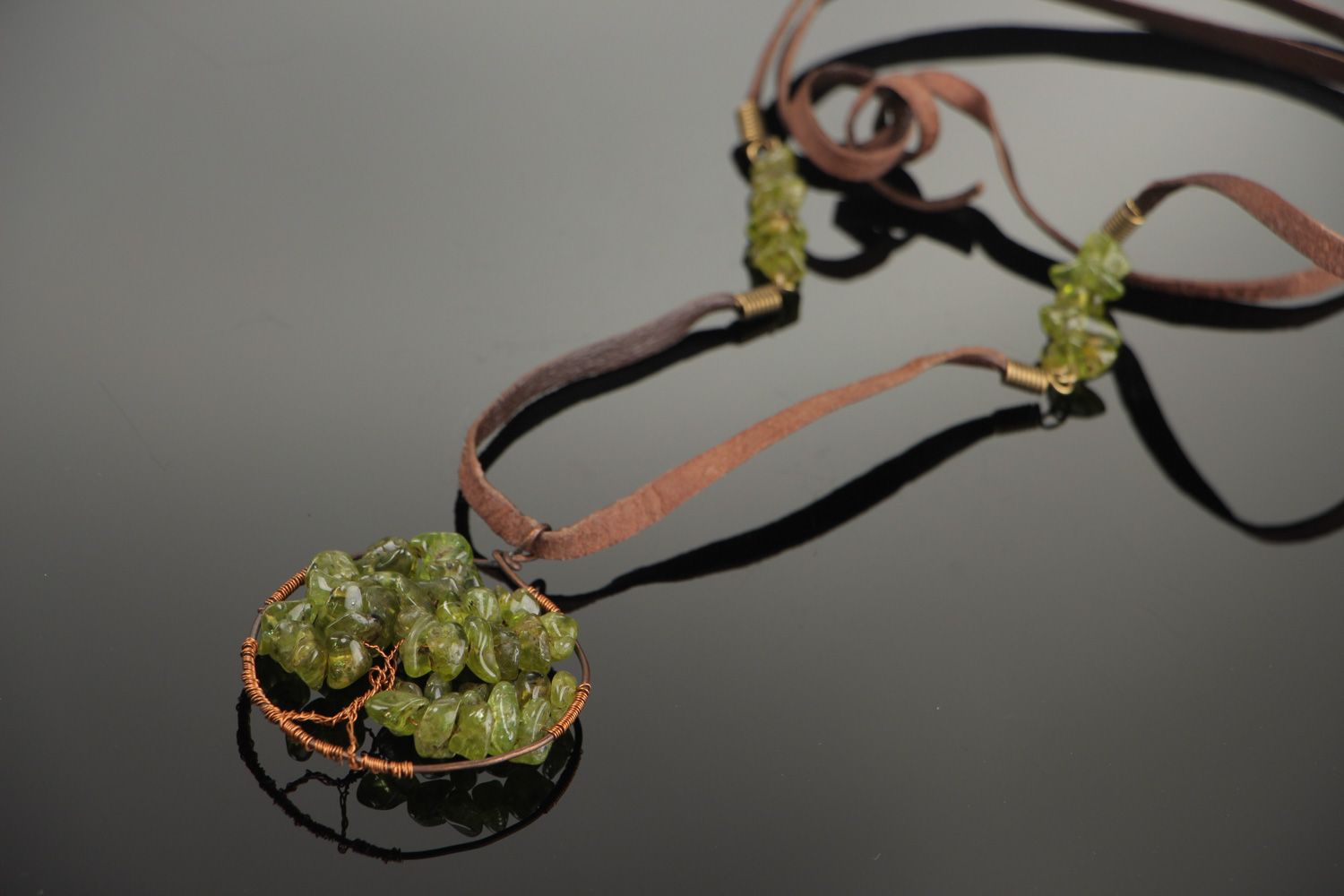 Кулон круглой формы с зеленым гранатом и медью на кожаном шнурке женский  фото 1