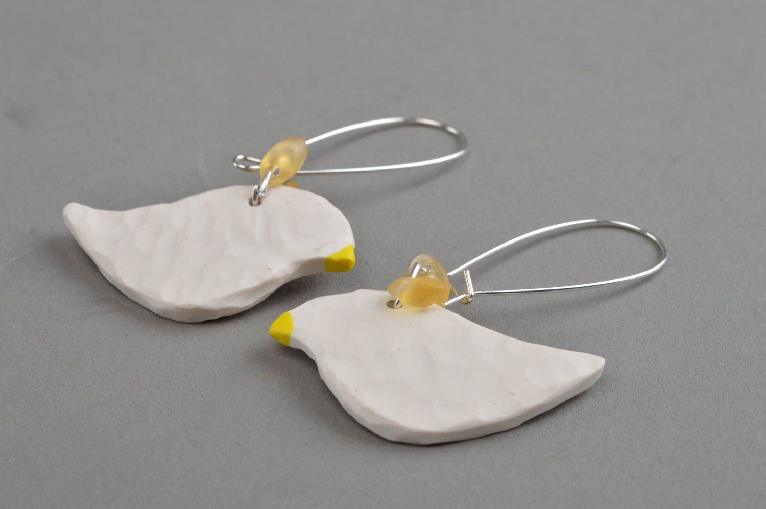 Boucles d'oreilles pendantes en pâte polymère faites main Oiseaux blanc jaune photo 3