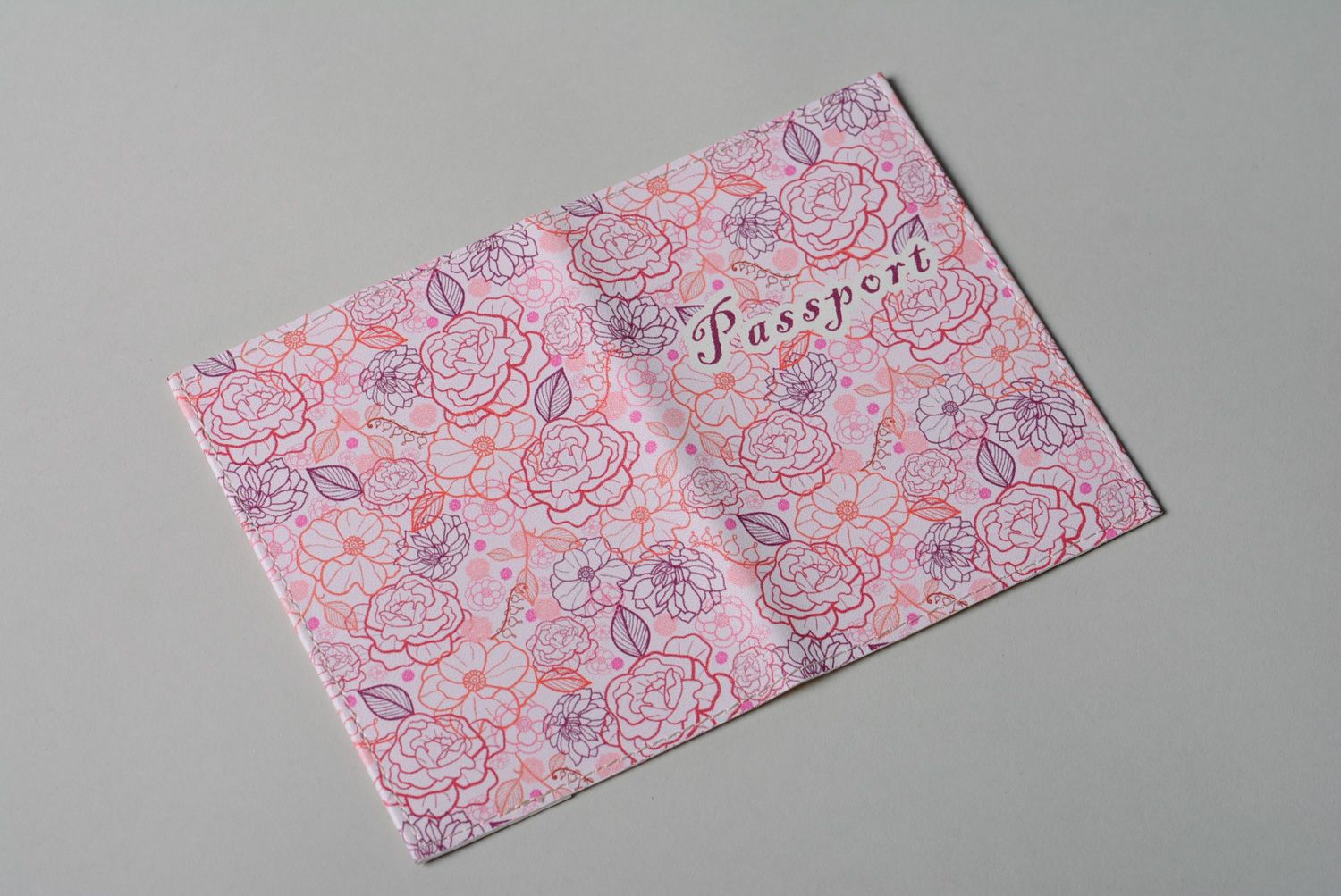 Standardmäßige rosafarbige handgemachte Passhülle aus Kunstleder mit Blumenmuster für Frauen foto 2