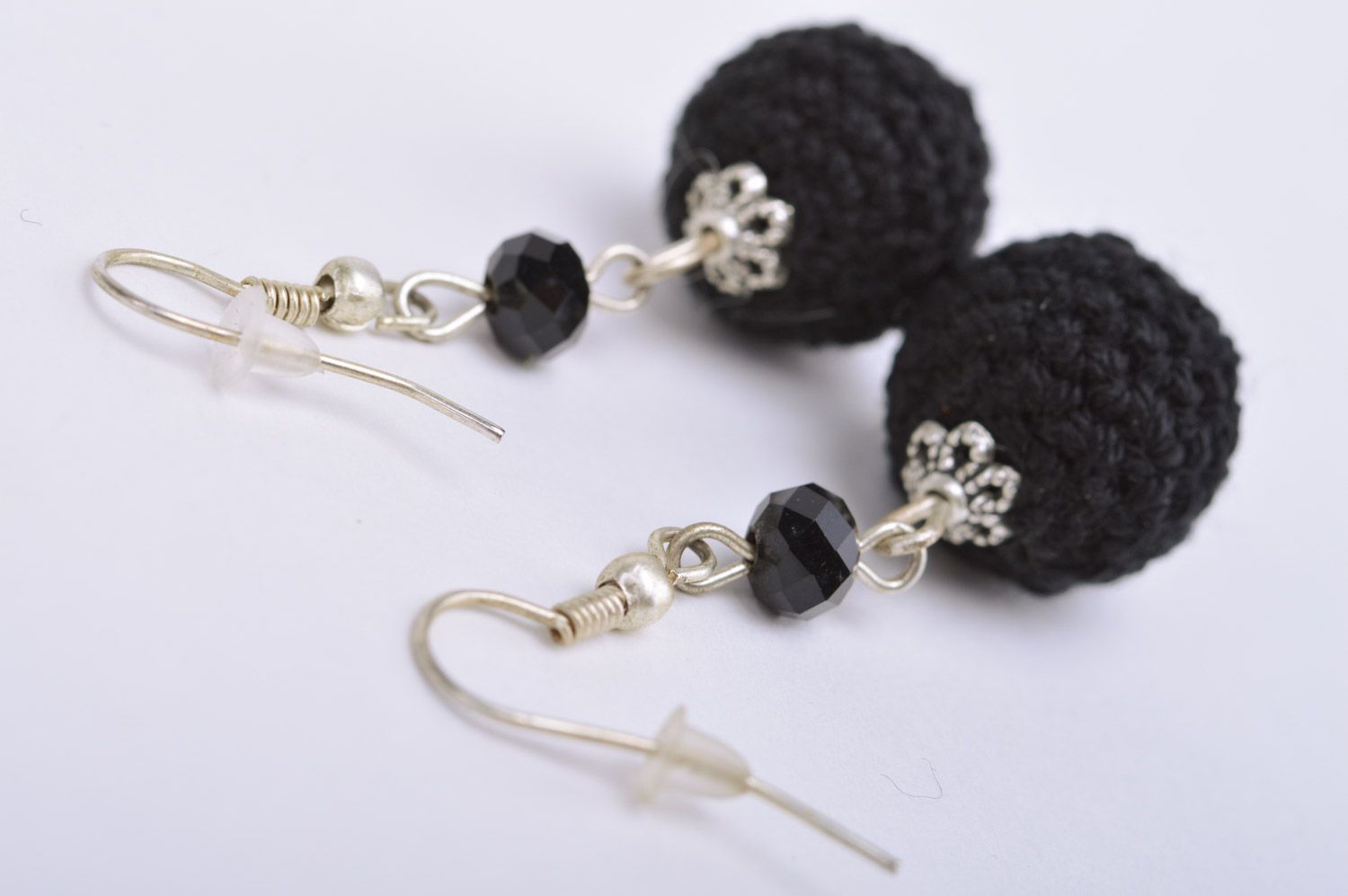 Longues boucles d'oreilles tricotées pendantes faites main boules noires  photo 5