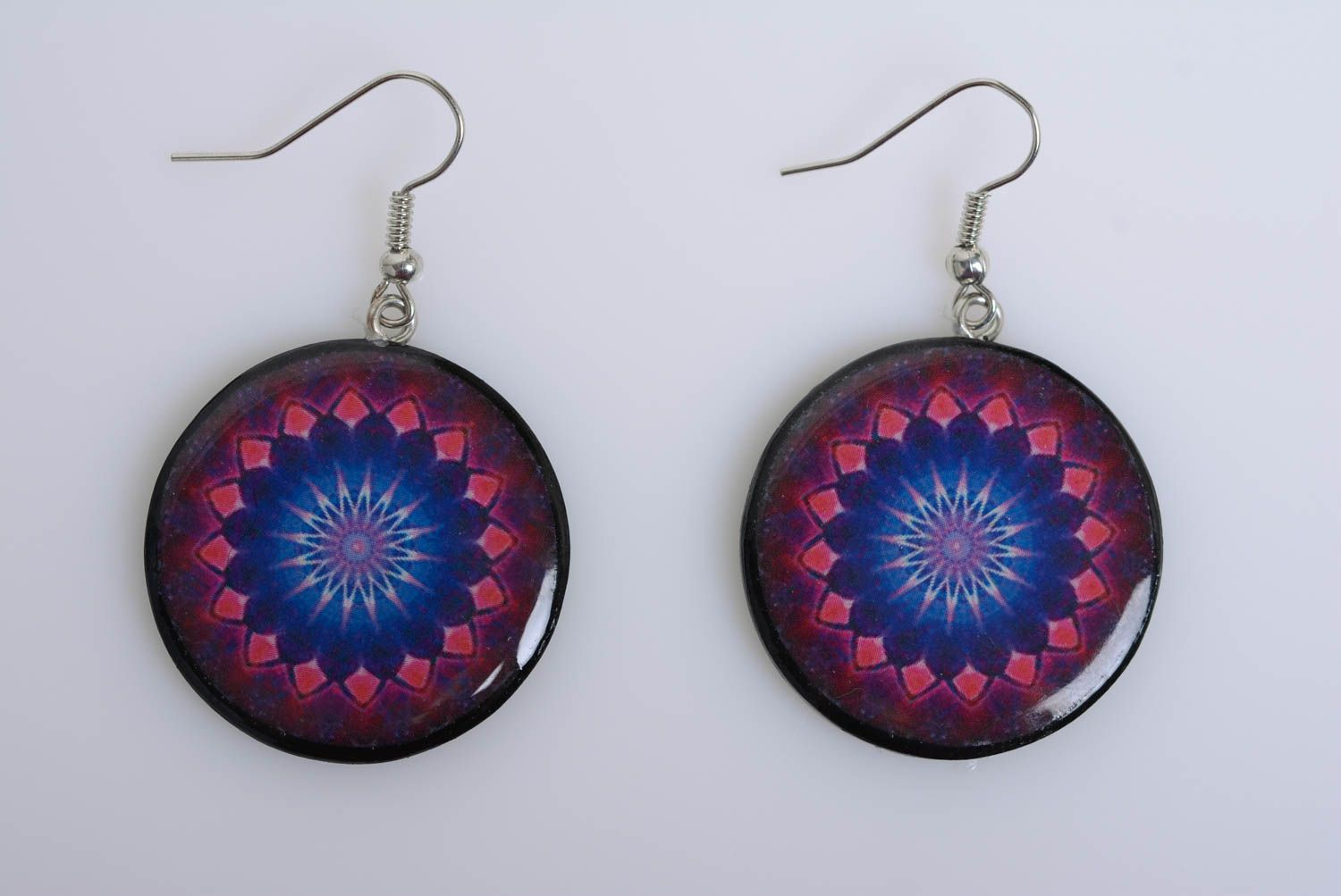 Dunkle runde Ohrringe aus Polymer Ton mit indischem Ornament in Decoupage schön foto 5