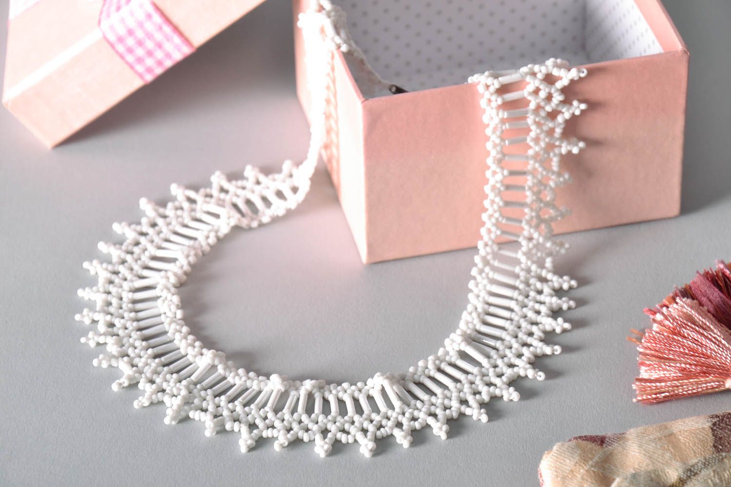White beaded necklace photo 1