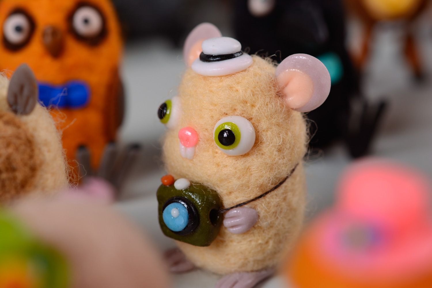 Миниатюрная валяная игрушка карманный друг мышь-фотограф фото 4