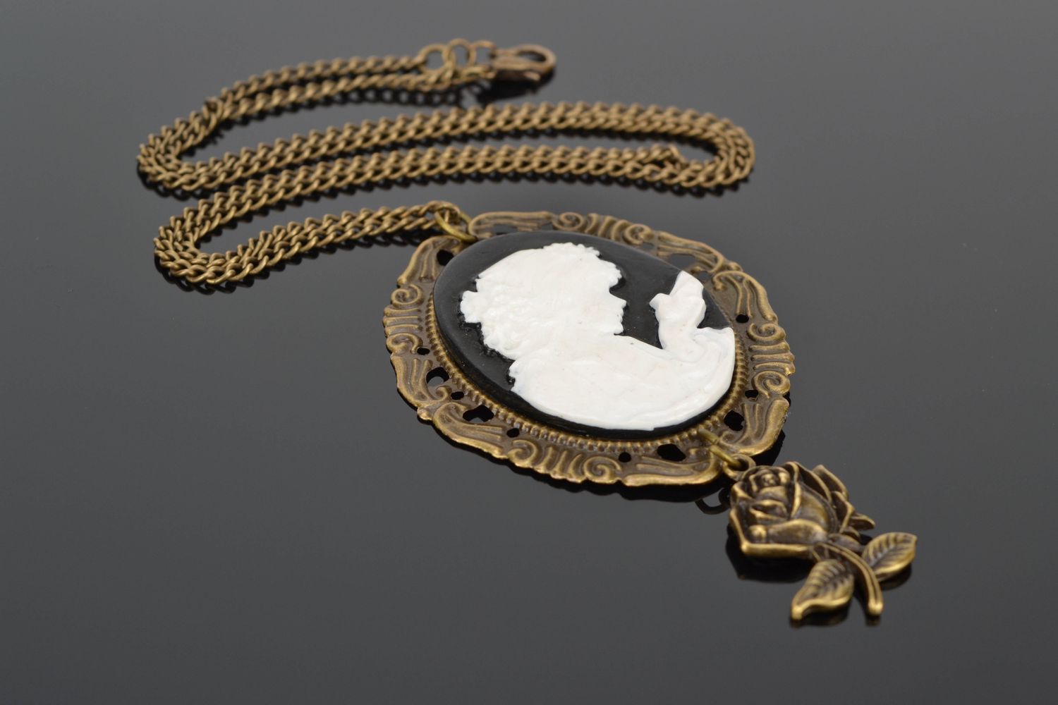 Cameo pendant with long chain photo 1