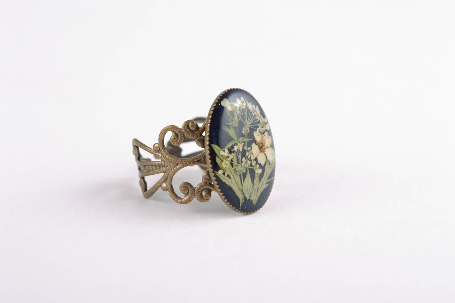 Vintage ring with natural flowers in epoxy resin photo 3