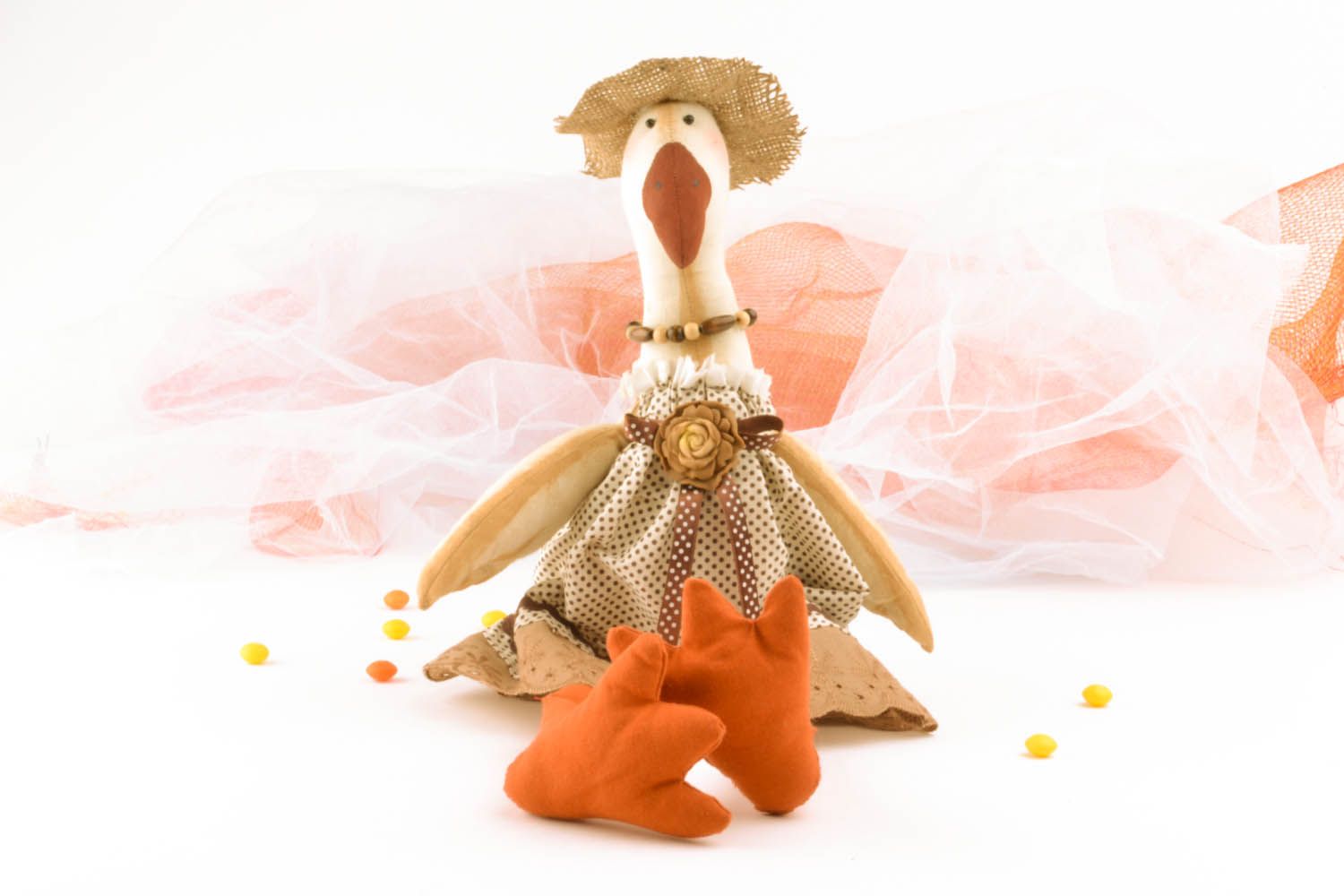 Brinquedo macio artesanal de tecidos naturais Ganso com chapéu foto 1