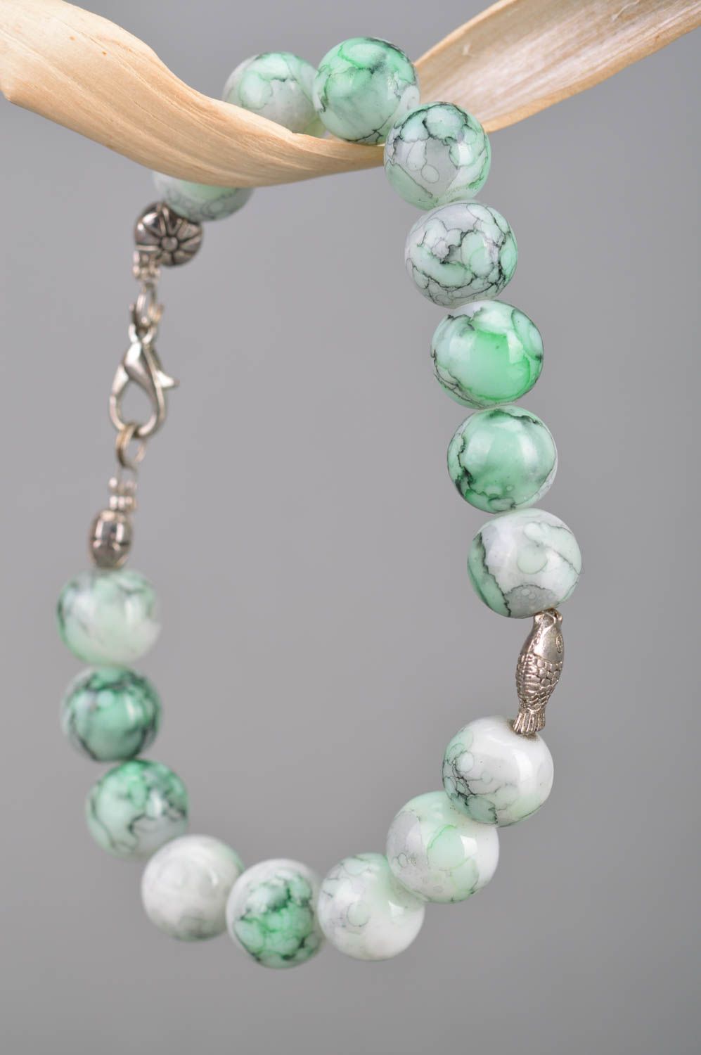 Bracelet vert en perles imitant la pierre fait main élégant avec poisson  photo 3