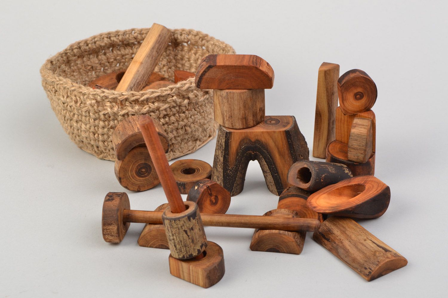 Juguete de madera para desarrollo en cesta mecano natural artesanal foto 5