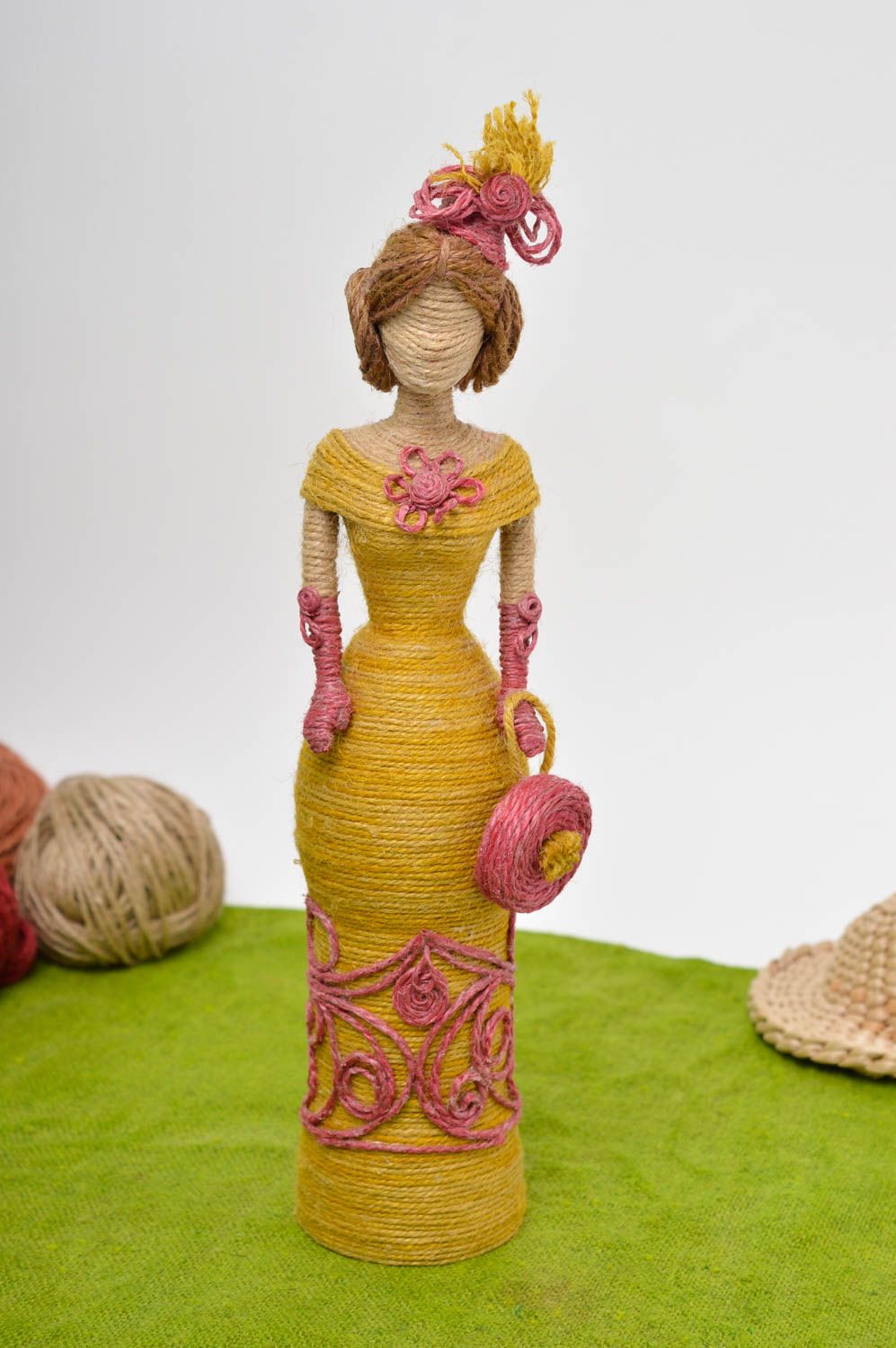 Figurine femme faite main Poupée artisanale de ficelle Déco intérieur maison photo 1