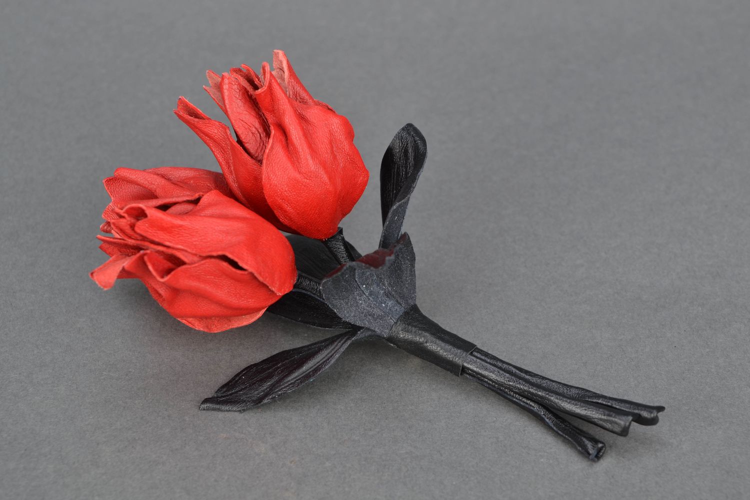 Broche en cuir naturel en forme des tulipes photo 3