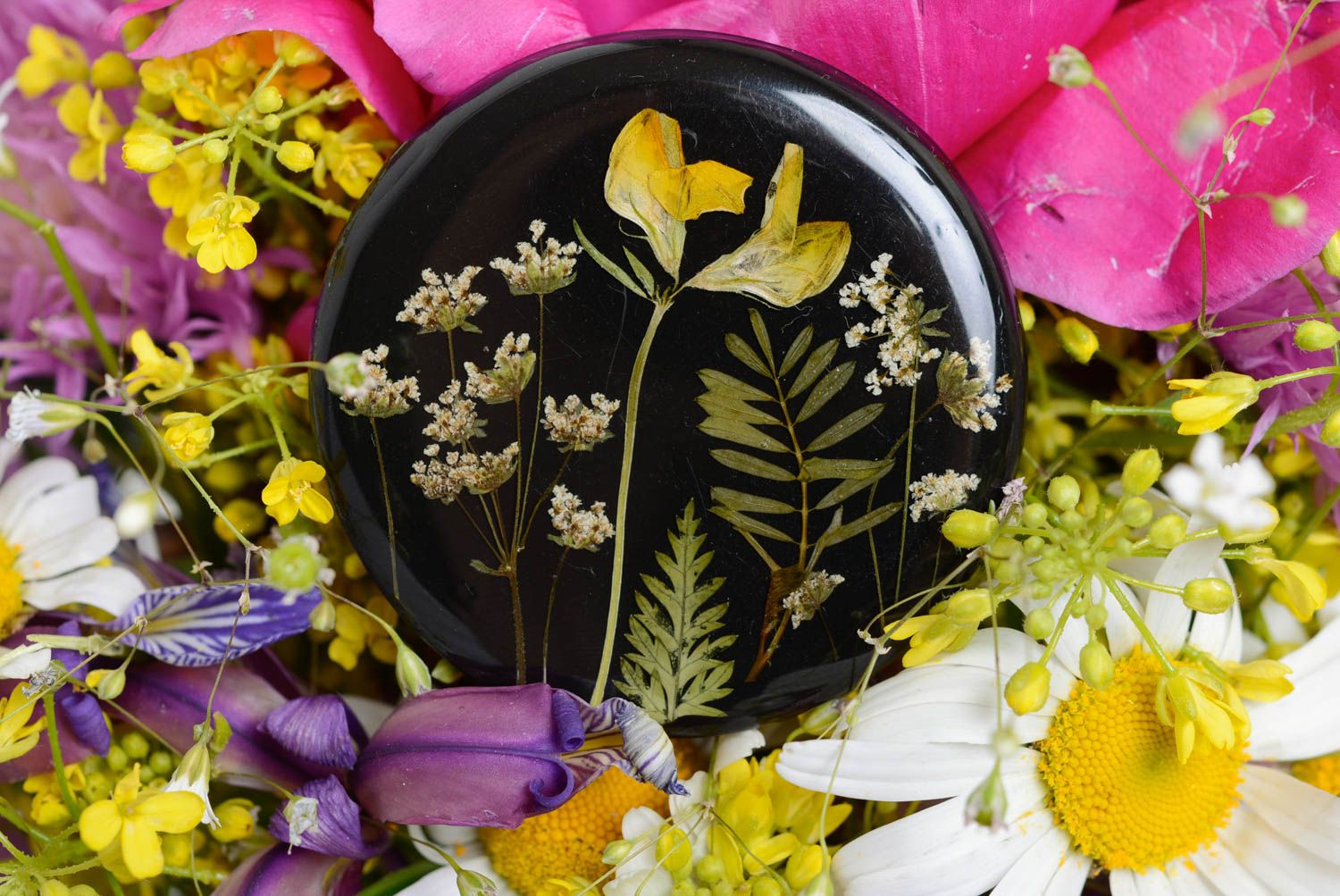 Schwarze originelle runde Brosche mit Blumen Epoxidharz künstlerische Handarbeit foto 1