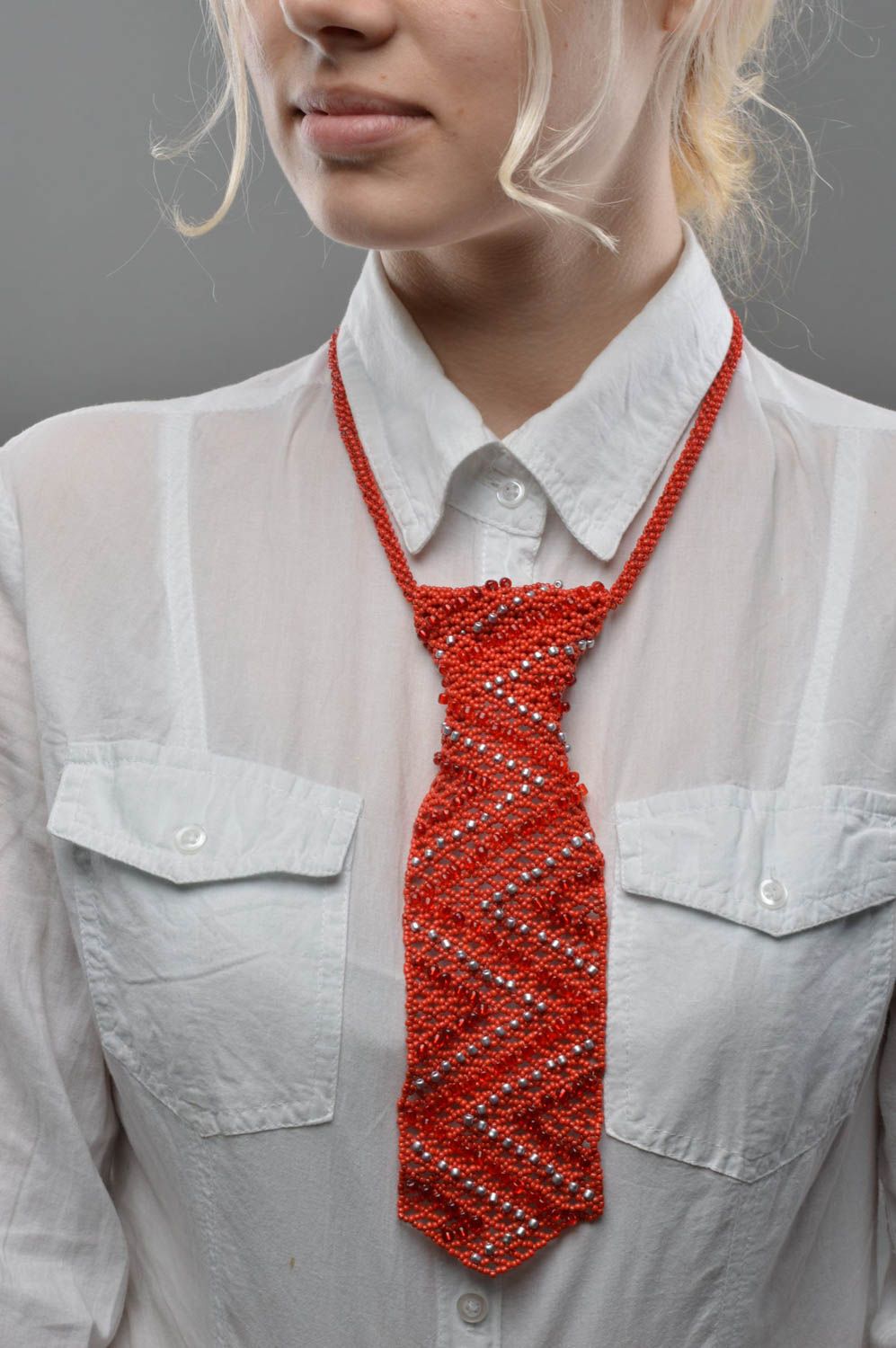 Красный женский галстук из бисера и бусин авторский аксессуар ручной работы фото 5