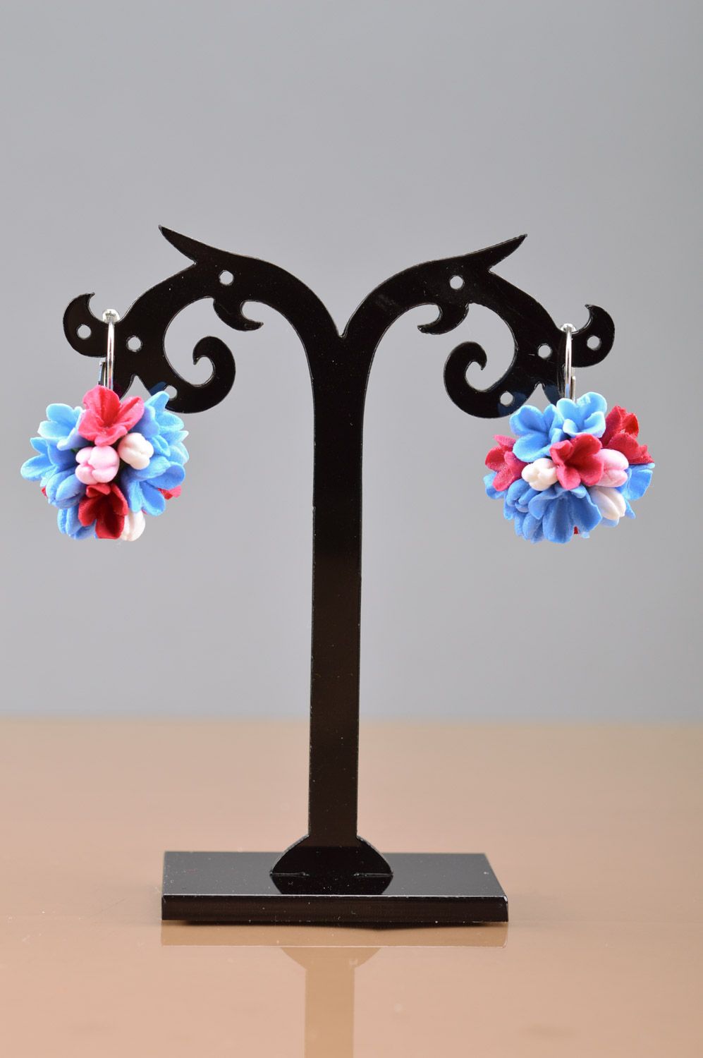 Wunderbare handgemachte Ohrringe mit Blumen aus Kunsstoff künstlerischer Schmuck foto 4