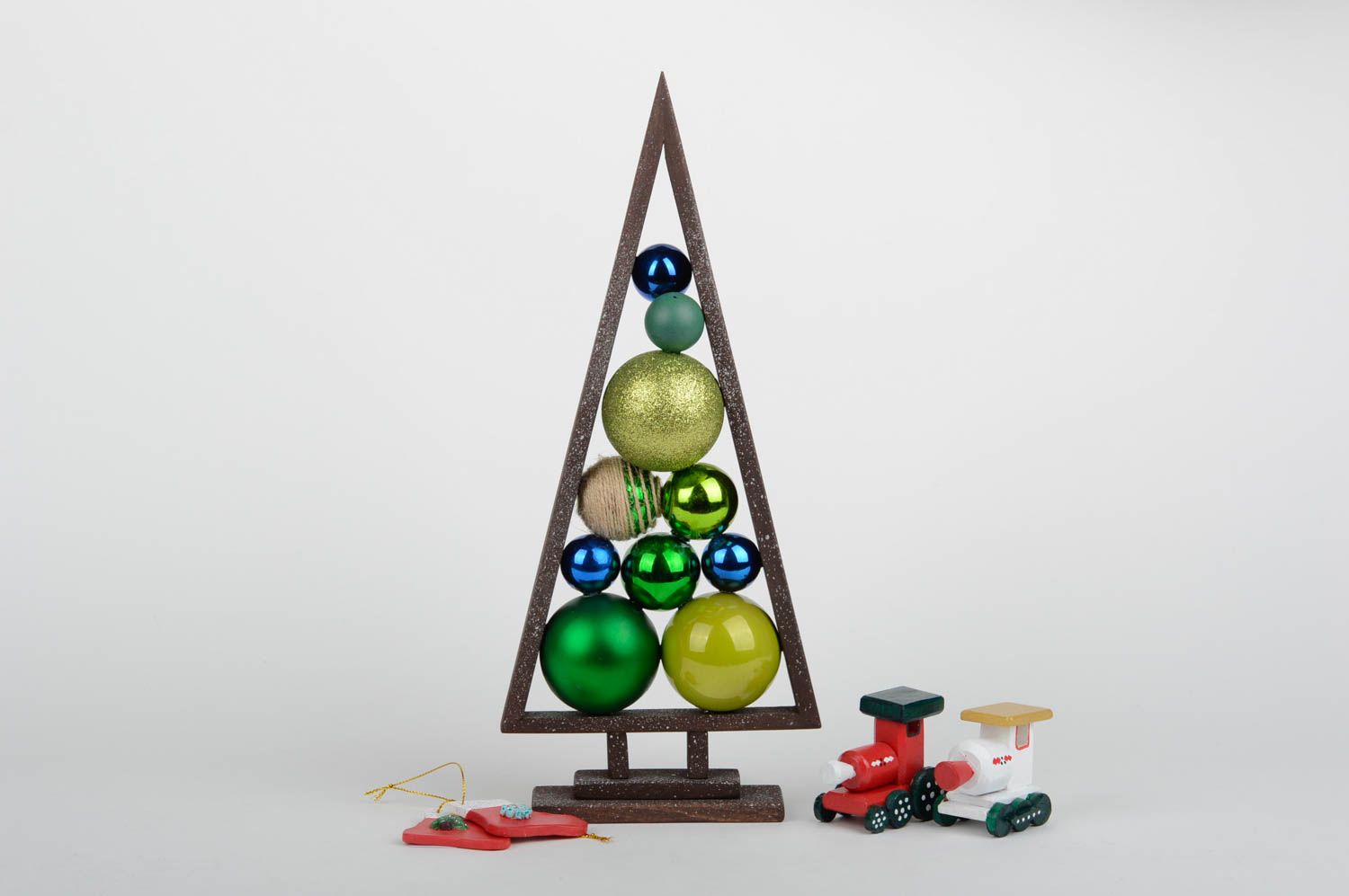 Декор для дома хэнд мэйд искусственная елка с шарами новогодний декор из дерева фото 1
