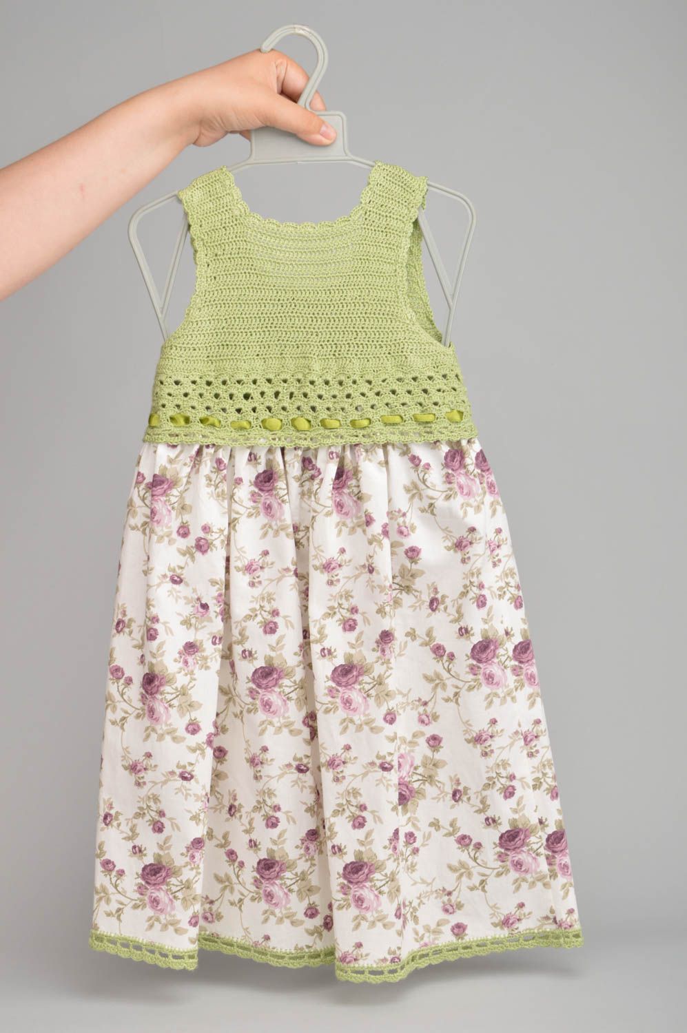 Платье вязаное крючком из акриловых ниток и хлопка цветочное детское хэнд мэйд фото 2