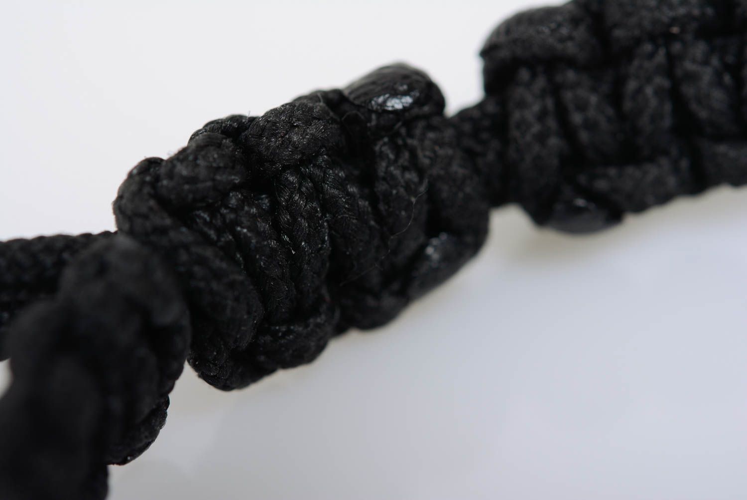 bracelet en macramé lacet noir synthétique avec écrous tressé fait main photo 4